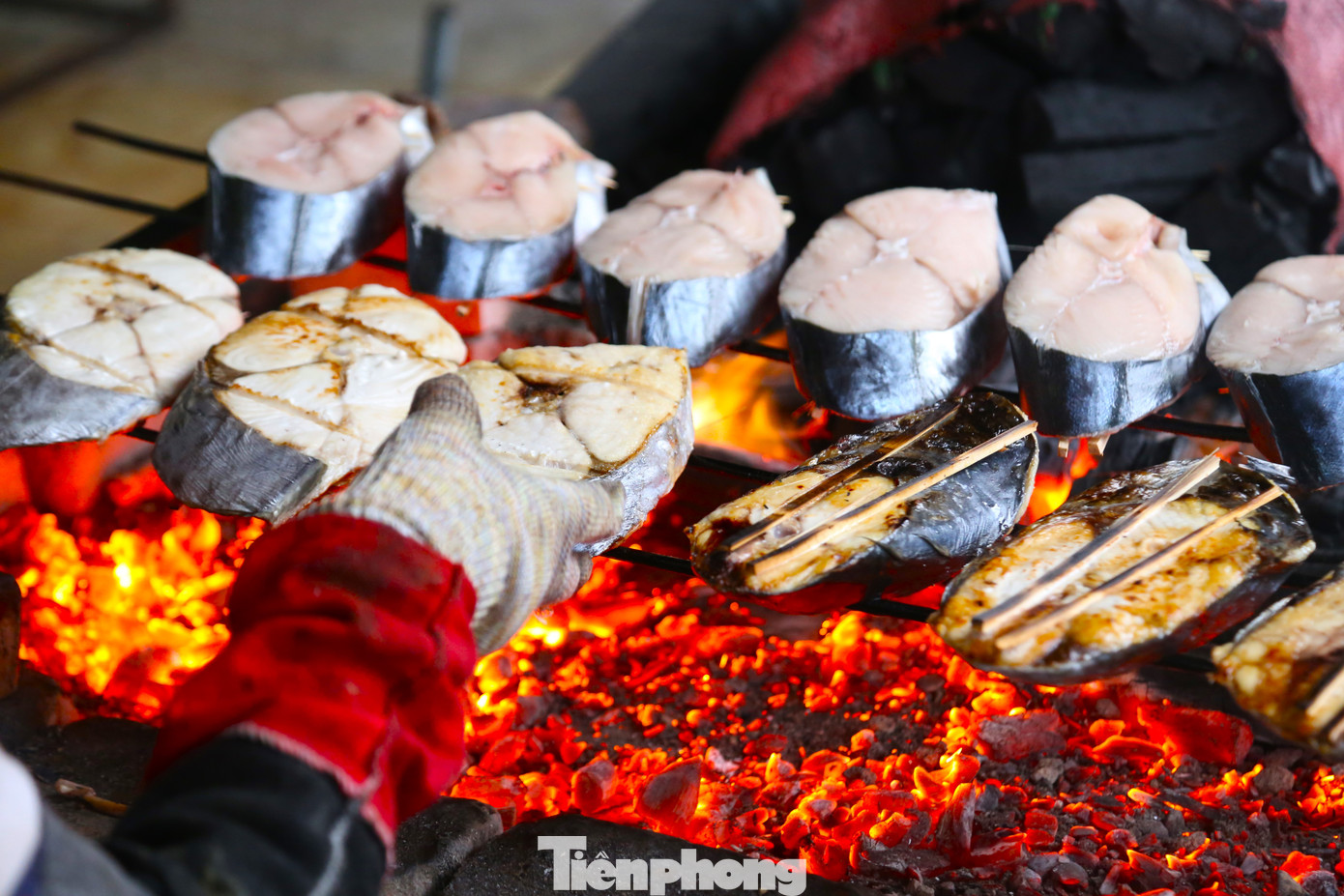 Để cá chín đều, bếp phải luôn đỏ rực than hồng.