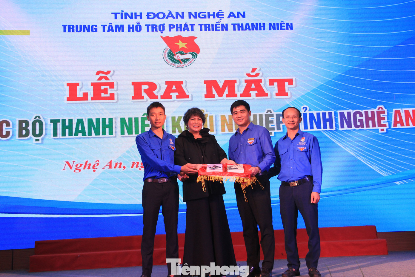 Doanh Nhân Đỗ Thị Kim Liên tặng sách cho Câu lạc bộ Thanh niên khởi nghiệp tỉnh Nghệ An. Doanh Nhân Đỗ Thị Kim Liên tặng sách cho Câu lạc bộ Thanh niên khởi nghiệp tỉnh Nghệ An.