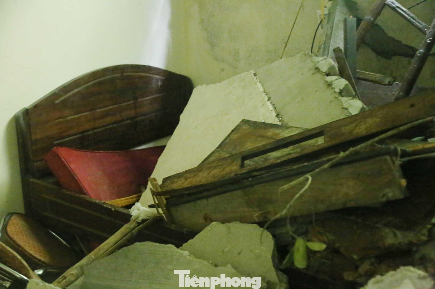 Từng tảng đá lớn đổ sập xuống giường ngủ của gia đình ông An.