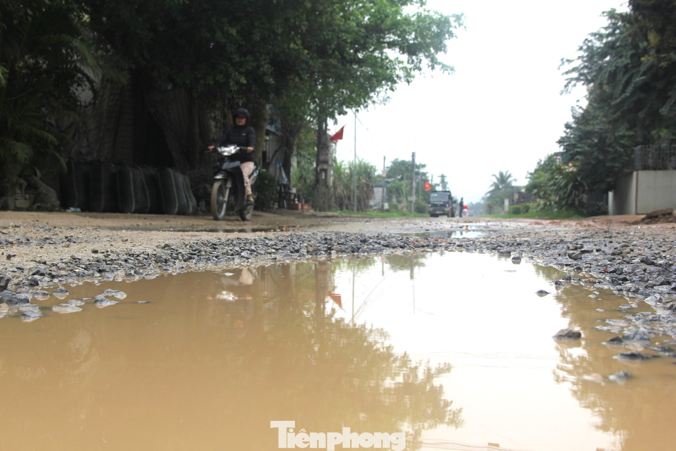 Ổ gà, ổ voi đầy rẫy trên mặt đường, tiềm ẩn nguy cơ tai nạn giao thông