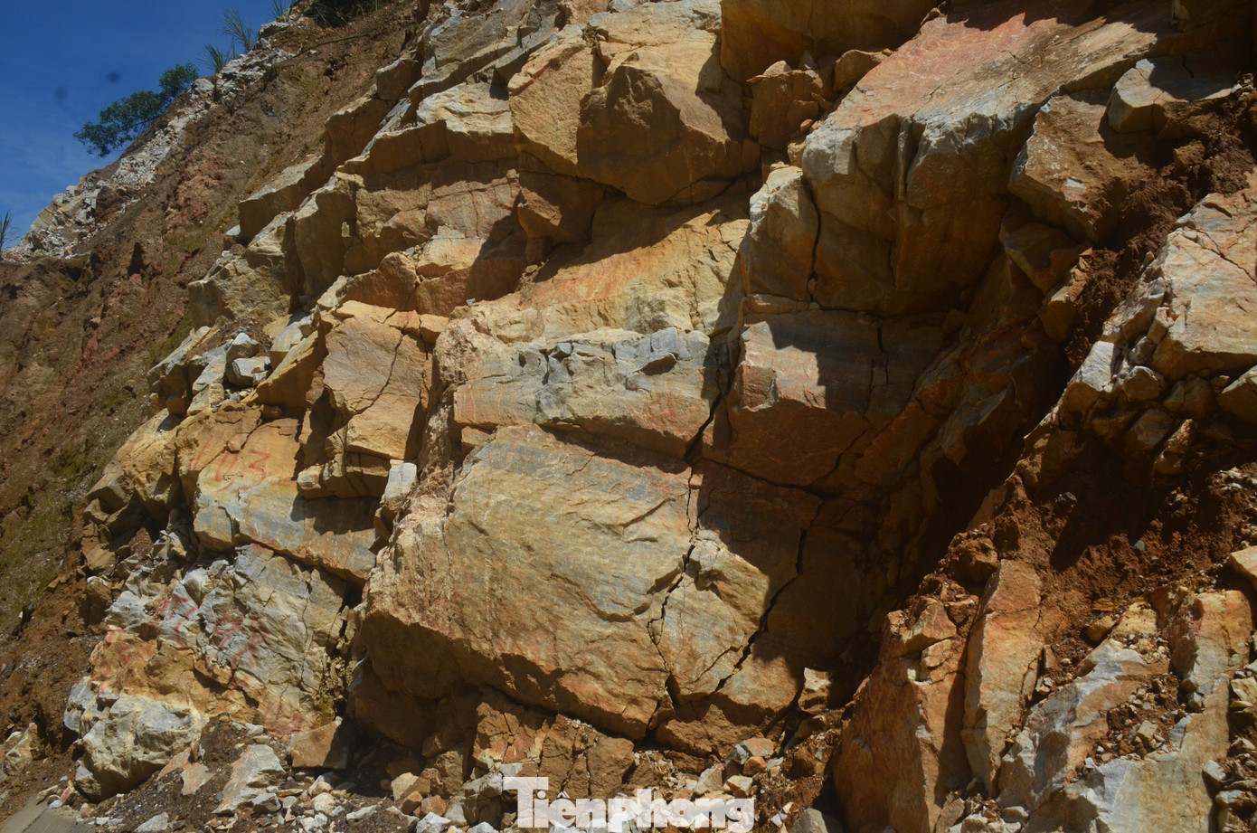 Những khối đá khổng lồ có thể rơi xuống đường bất cứ lúc nào.