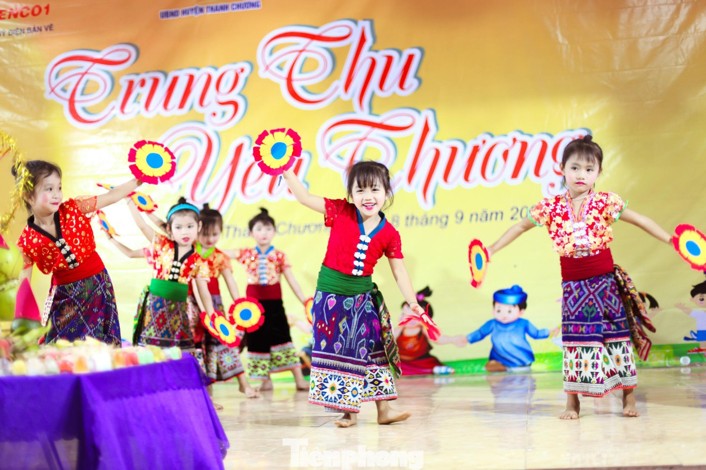 Những tiết mục văn nghệ do chính các em biểu diễn tạo nên không khí vui tươi cho chương trình