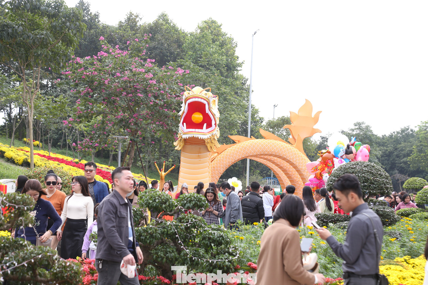 Người dân chen chân check-in bên linh vật rồng