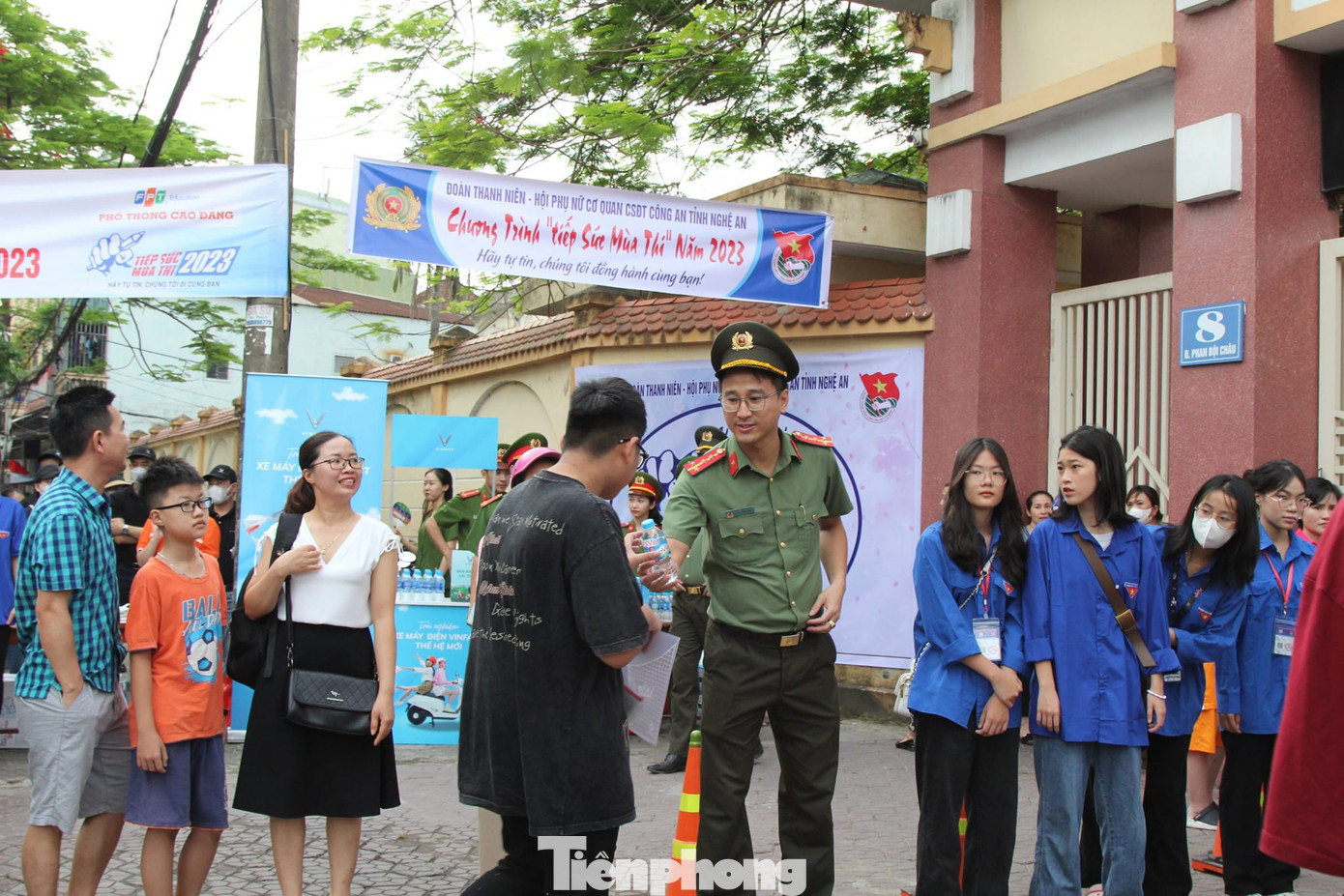 “Trong thời gian diễn ra kỳ thi tuyển sinh vào lớp 10 năm học 2023-2024, các tổ chức Đoàn trong Công an Nghệ An sẽ đồng loạt ra quân thực hiện chương trình Tiếp sức mùa thi tại 72 điểm thi trên địa bàn toàn tỉnh. Tại mỗi điểm thi, lực lượng đoàn viên thanh niên Công an Nghệ An sẽ thành lập các đội hình hỗ trợ, phát nước uống, sữa tươi, cơm hộp, khăn lạnh miễn phí; thực hiện hỗ trợ cài đặt, kích hoạt tài khoản định danh điện tử; tham gia phân luồng đảm bảo an toàn giao thông, đảm bảo trật tự khu vực thi; thành lập các tổ xe lưu động hỗ trợ đưa đón thí sinh chậm thi, lạc đường...”, Thiếu tá Nguyễn Đình Khánh chia sẻ.