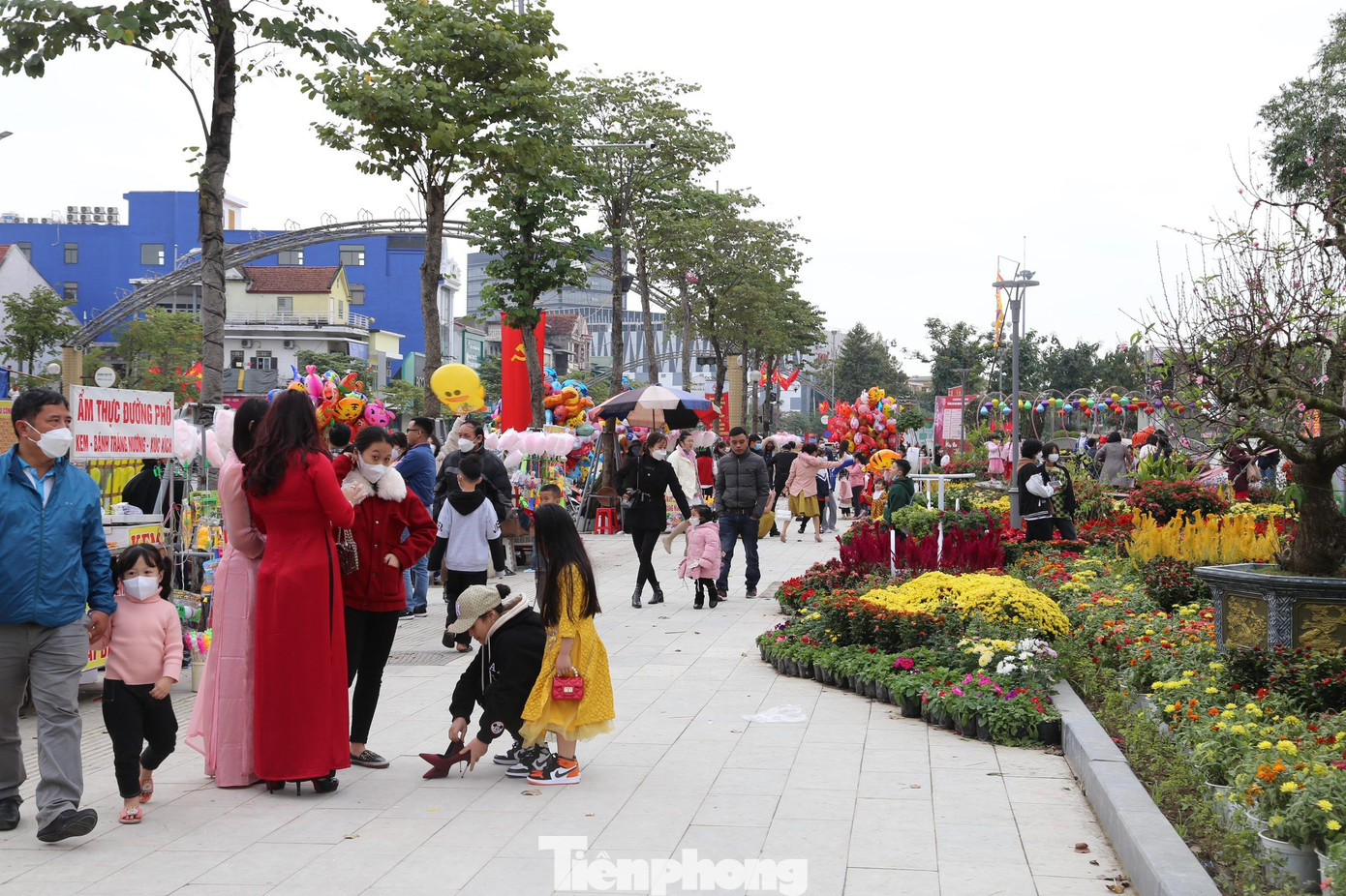 Ghi nhận tại đường hoa Hồ Tùng Mậu (TP Vinh, Nghệ An) chiều 5/2 (tức mùng 5 Tết), lượng người đến tham quan, vui chơi rất đông.