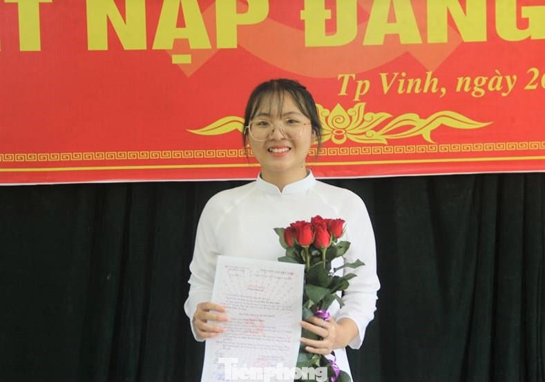 Đinh Thị Kim Ngân, thủ khoa khối C toàn quốc trong niềm vui kết nạp Đảng Đinh Thị Kim Ngân, thủ khoa khối C toàn quốc trong niềm vui kết nạp Đảng