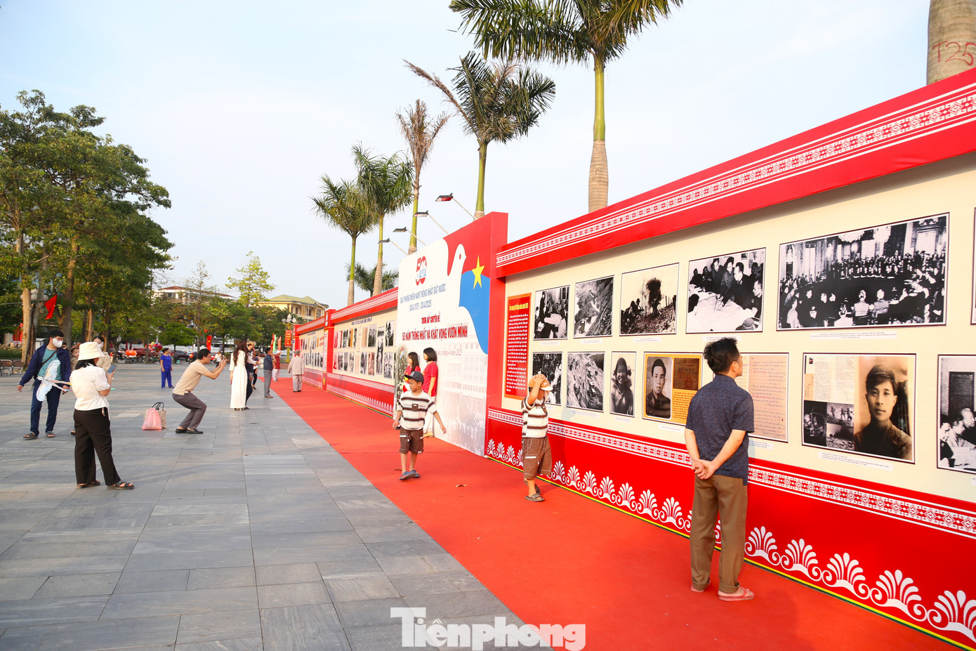 Hướng tới kỷ niệm 50 năm ngày Giải phóng hoàn toàn miền Nam, thống nhất đất nước, tại quảng trường Hồ Chí Minh, tỉnh Nghệ An tổ chức trưng bày chuyên đề “50 năm thống nhất và khát vọng vươn mình”. Hướng tới kỷ niệm 50 năm ngày Giải phóng hoàn toàn miền Nam, thống nhất đất nước, tại quảng trường Hồ Chí Minh, tỉnh Nghệ An tổ chức trưng bày chuyên đề “50 năm thống nhất và khát vọng vươn mình”.