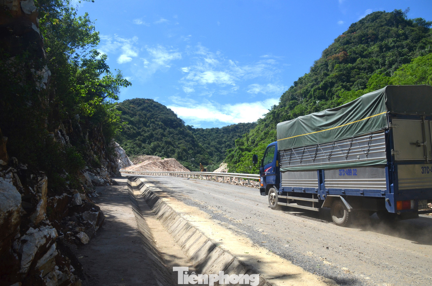 Năm 2022, dự án đường giao thông liên huyện từ bản Choọng - bản Bồn, xã Châu Lý (huyện Quỳ Hợp) đến xã Tân Hợp (huyện Tân kỳ) chính thức được khởi công. Tuyến đường dài hơn 13 km, với tổng mức đầu tư hơn 70 tỷ đồng; trong đó có gần 1 km xuyên qua dốc Phi Lửa là đoạn khó thi công nhất của toàn tuyến. Dự án do Ban Quản lý dự án đầu tư xây dựng huyện Quỳ Hợp làm chủ đầu tư và Công ty Cổ phần Xây dựng Hạ tầng Đại Phong đảm nhiệm toàn bộ phần thi công. Sau hơn 2 năm triển khai, tuyến đường đã hoàn tất việc rải nhựa và chính thức thông tuyến để đưa vào sử dụng.