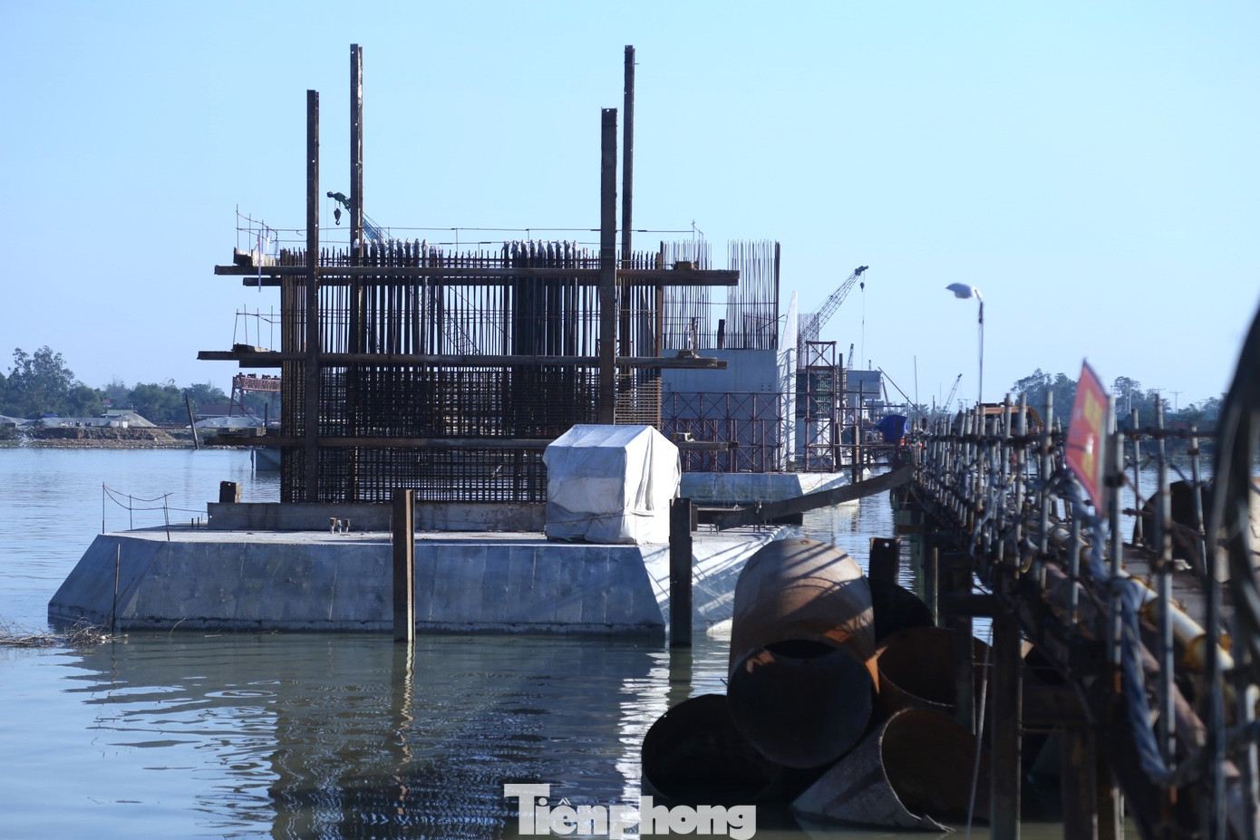 Phần cầu chính vượt qua Sông Lam đã thi công xong các trụ. Hiện các nhà thầu đang tập trung huy động thêm các mũi thi công, vật tư, thiết bị, con người để thi công hoàn thành các nhịp giữa sông, đặc biệt là các nhịp dầm BTCT DƯL đúc hẫng với khẩu độ L=120m, L=63m nhằm đảm bảo tiến độ.