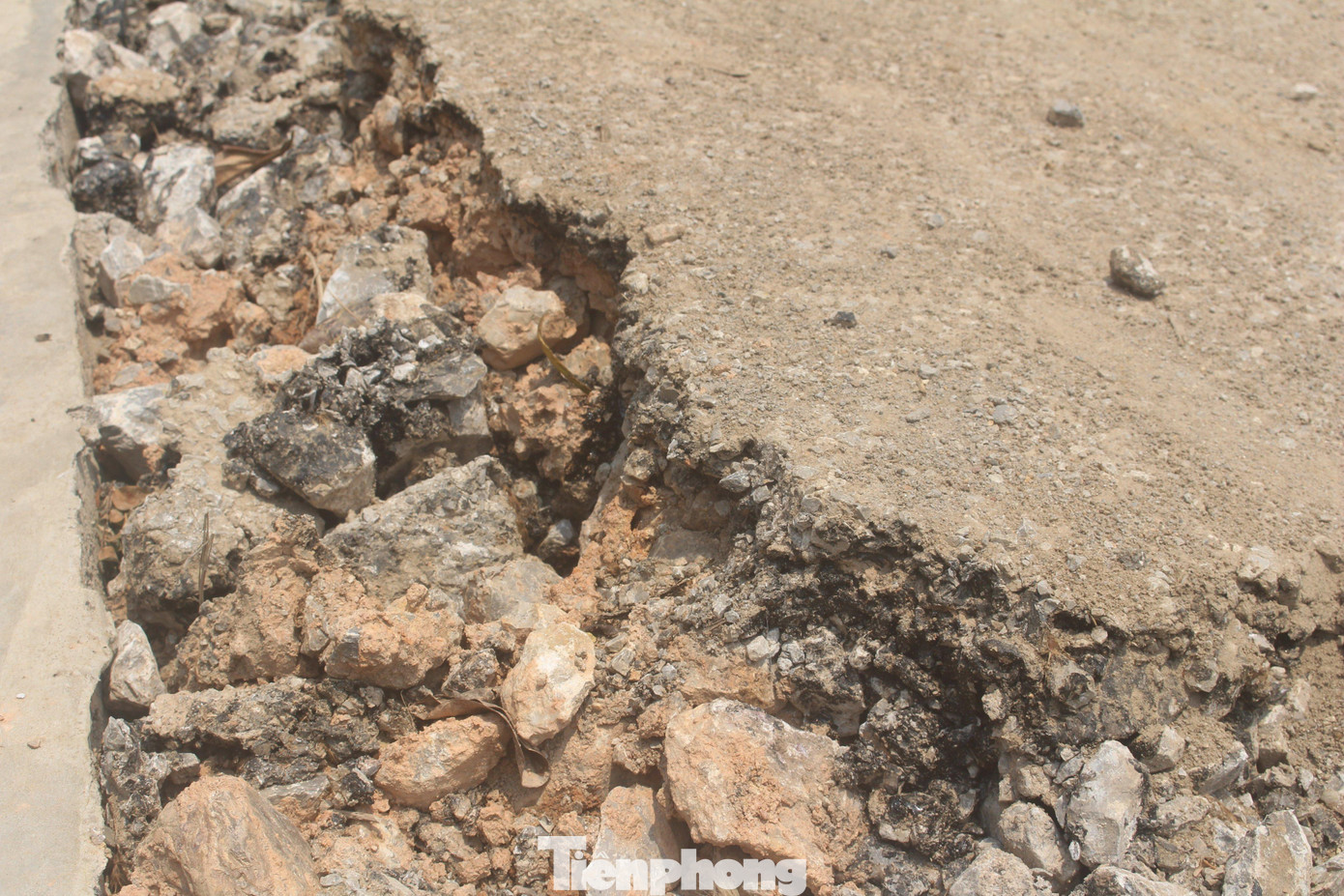 Mặt đường bị cày nát bung lên đá và nhựa