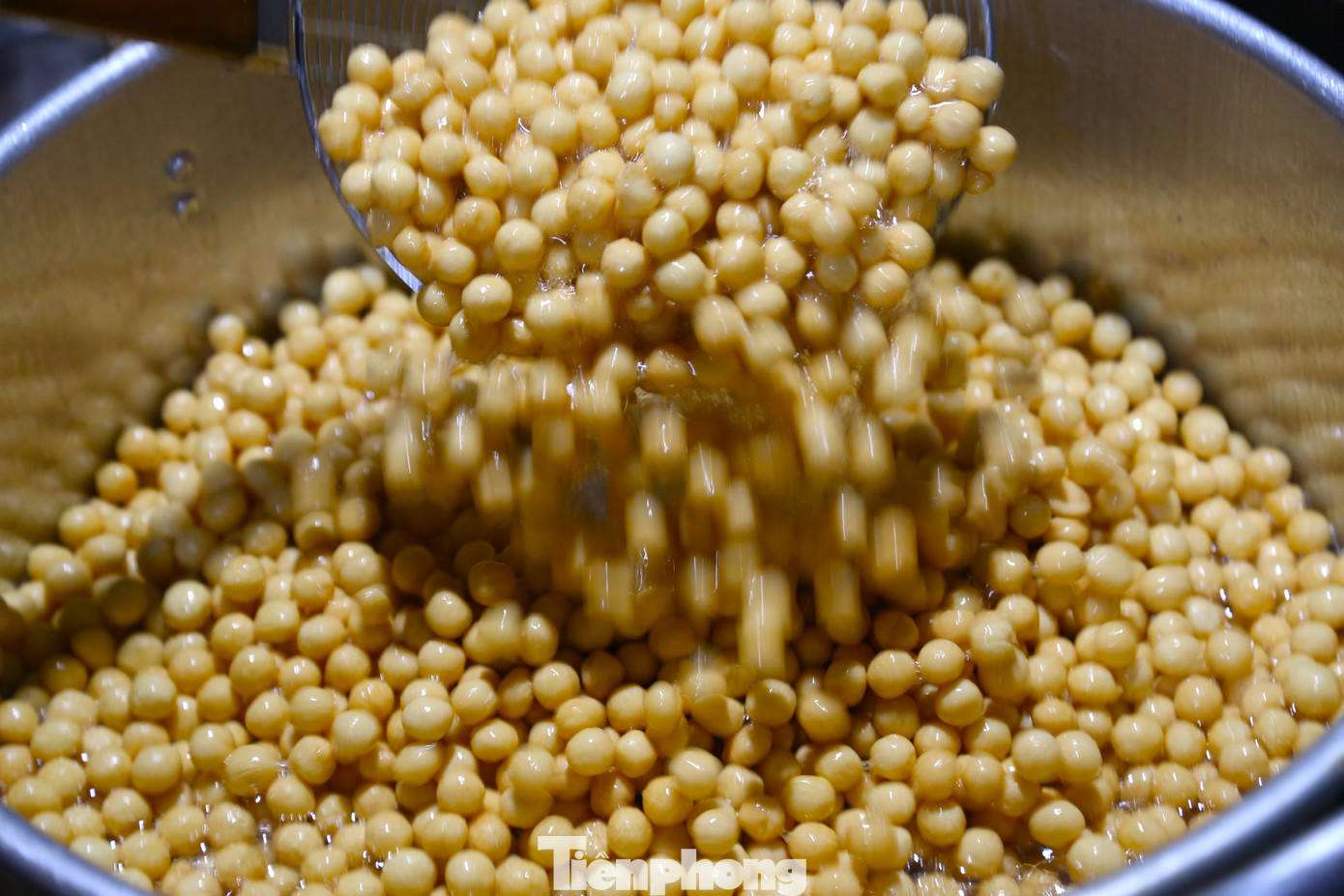 “Bánh cà Làng Nam hoàn toàn không có chất tạo xốp, tạo màu và không chất bảo quản. Độ xốp của bánh được tạo từ việc nguyên liệu được nhào kỹ, màu vàng từ trứng gà và kỹ thuật rán. Đặc biệt, bánh được rán bằng dầu thực vật, không dùng dầu tái chế. Có 3 loại bánh cà gồm tẩm đường, không tẩm đường và bánh mặn, bán sỉ với giá 100 - 120 nghìn đồng/kg tùy từng loại”, bà Hoa chia sẻ. “Bánh cà Làng Nam hoàn toàn không có chất tạo xốp, tạo màu và không chất bảo quản. Độ xốp của bánh được tạo từ việc nguyên liệu được nhào kỹ, màu vàng từ trứng gà và kỹ thuật rán. Đặc biệt, bánh được rán bằng dầu thực vật, không dùng dầu tái chế. Có 3 loại bánh cà gồm tẩm đường, không tẩm đường và bánh mặn, bán sỉ với giá 100 - 120 nghìn đồng/kg tùy từng loại”, bà Hoa chia sẻ.