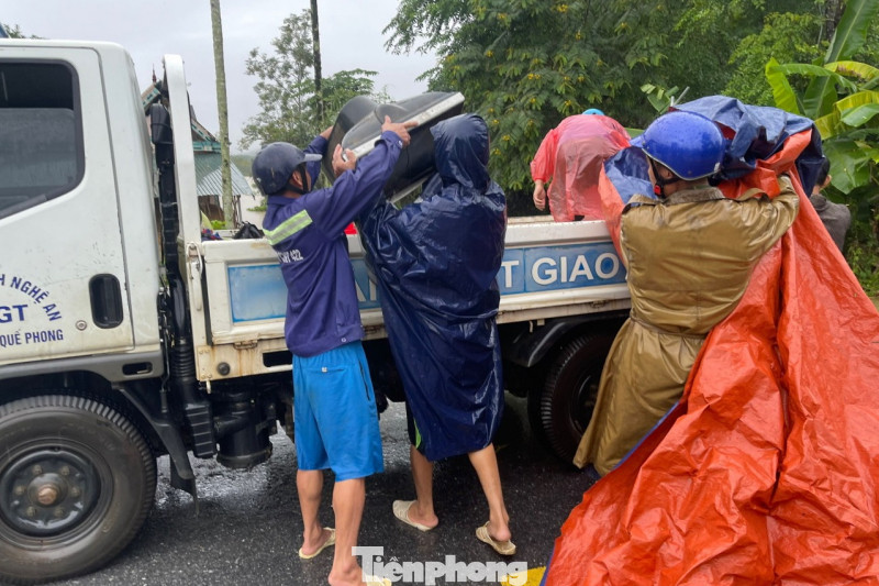 Nhiều vật dụng, tài sản của người dân được xe chuyên dụng vận chuyển đến nơi an toàn.