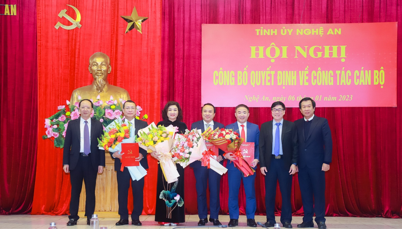 Ban Thường vụ Tỉnh ủy tặng hoa chúc mừng 4 cán bộ được bổ nhiệm. (Ảnh: Thành Duy) Ban Thường vụ Tỉnh ủy tặng hoa chúc mừng 4 cán bộ được bổ nhiệm. (Ảnh: Thành Duy)