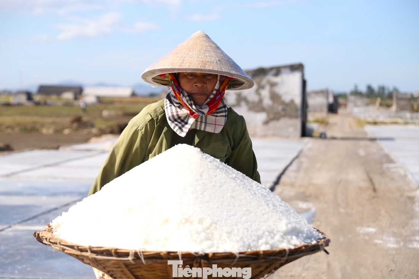 Với hơn 600ha làm muối, Quỳnh Lưu là địa phương có diện tích làm muối lớn nhất tỉnh Nghệ An, mỗi năm cung cấp cho thị trường trong và ngoài tỉnh gần 50.000 tấn muối.