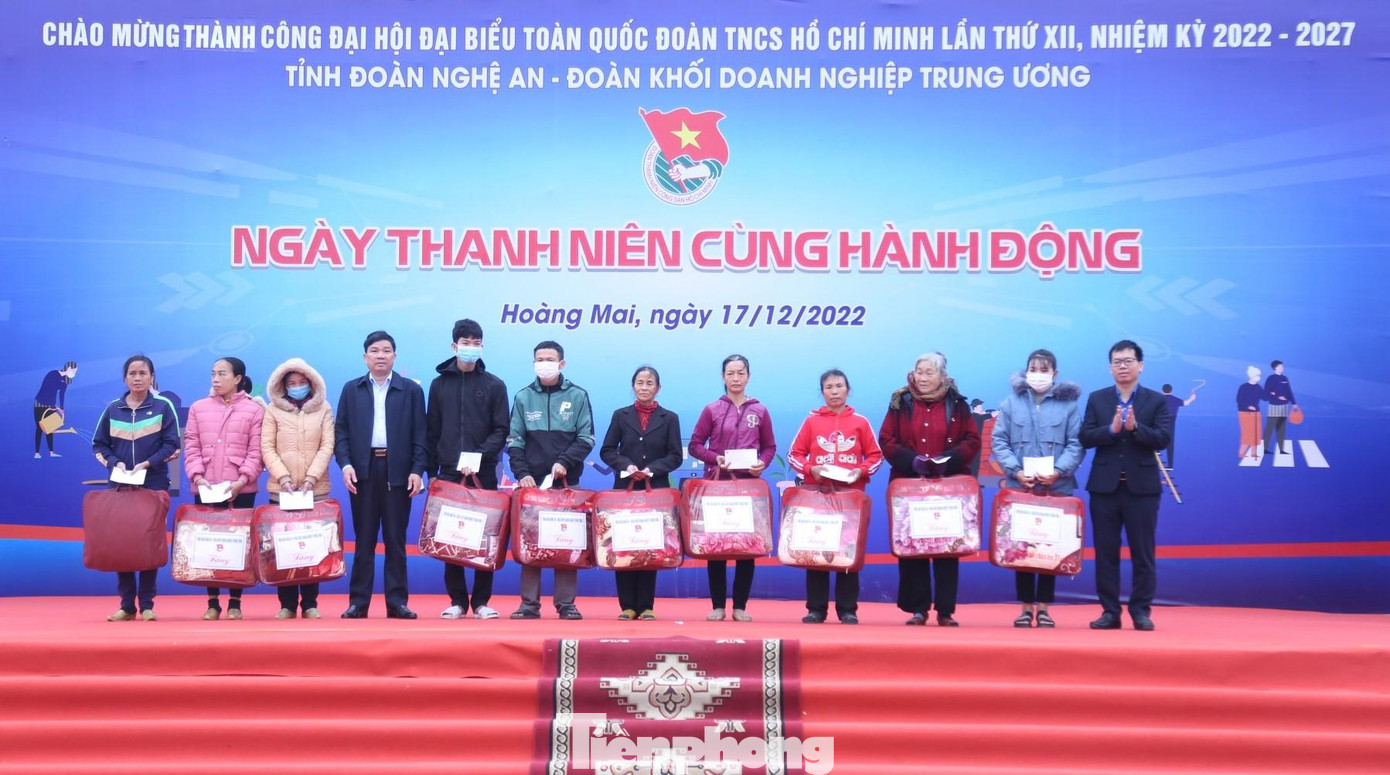 Dịp này, Ban Thường vụ Tỉnh Đoàn Nghệ An, Đoàn khối doanh nghiệp T.Ư dành tặng 30 suất quà, mỗi suất trị giá 1 triệu đồng cho các gia đình có hoàn cảnh khó khăn và nhân dân đồng bào có đạo tại xã Quỳnh Lộc. Dịp này, Ban Thường vụ Tỉnh Đoàn Nghệ An, Đoàn khối doanh nghiệp T.Ư dành tặng 30 suất quà, mỗi suất trị giá 1 triệu đồng cho các gia đình có hoàn cảnh khó khăn và nhân dân đồng bào có đạo tại xã Quỳnh Lộc.