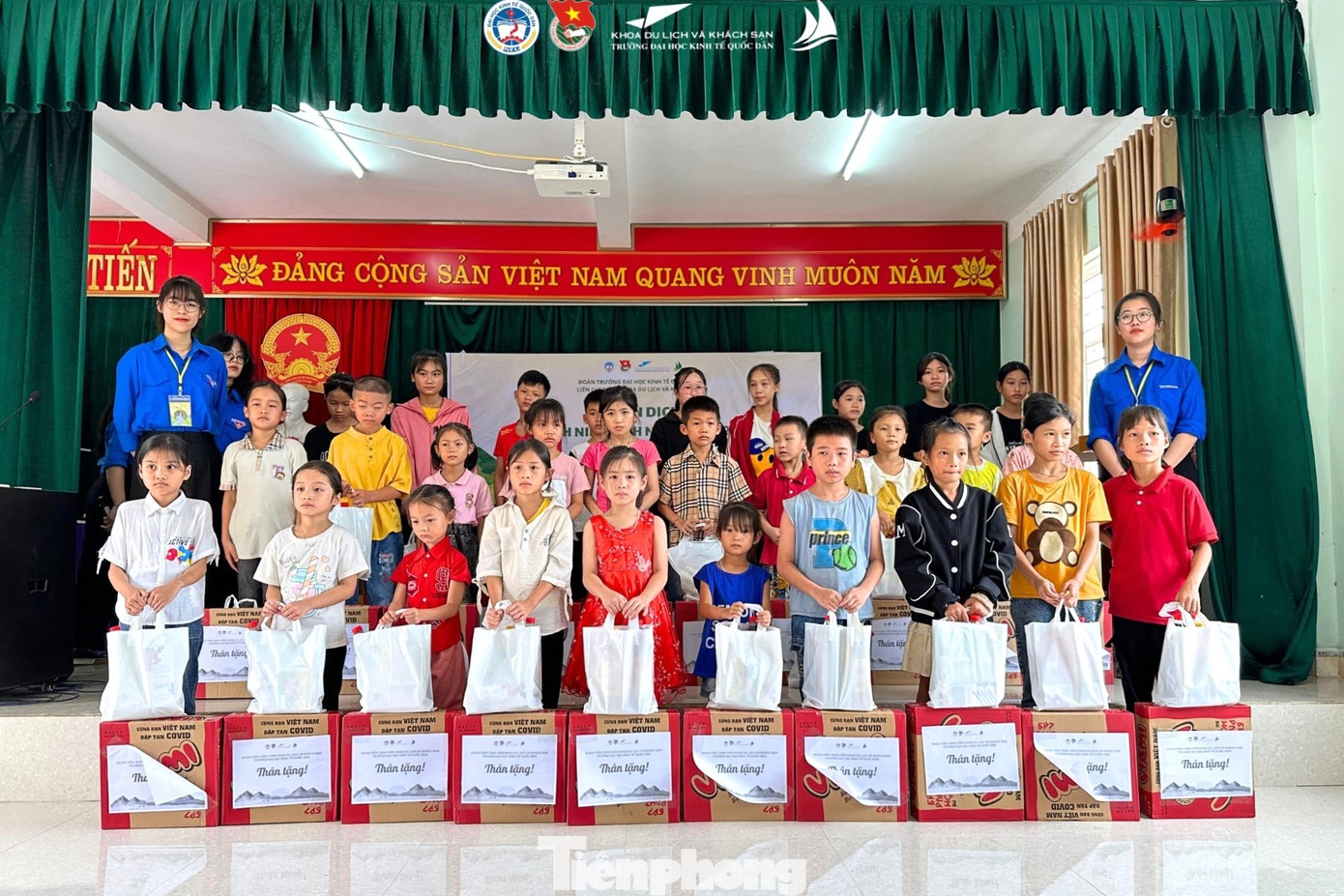 Trao tặng 10 suất quà cho các hộ gia đình có hoàn cảnh khó khăn, 30 suất quà cho các em học sinh nghèo vượt khó.