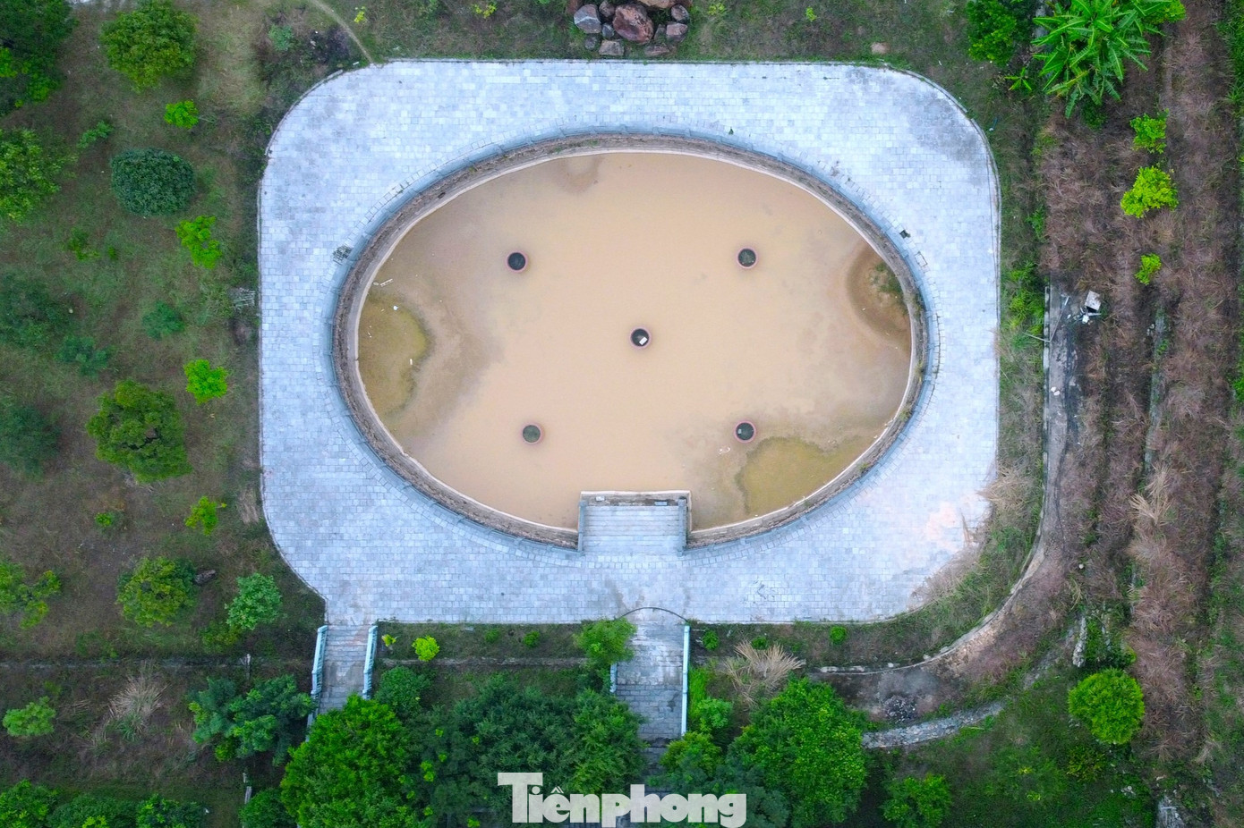 Bên phải các tòa chính điện là hồ Tiên rộng 350m2, giúp điều hòa cảnh quan, không gian xung quanh chùa.