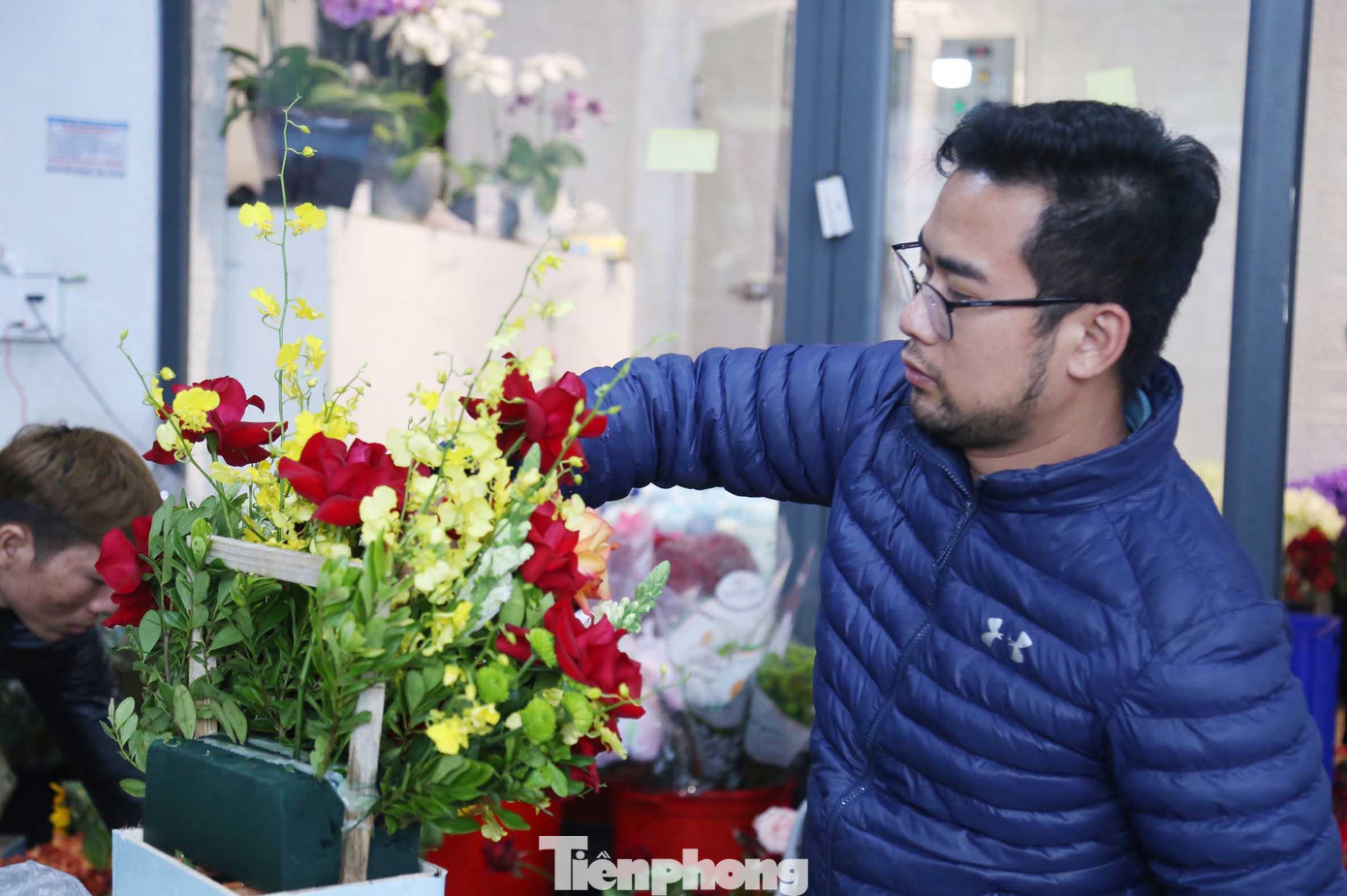 Anh Nguyễn Công Hà - chủ cửa hàng hoa Nắng Flower ở đường Lý Tự Trọng, TP Vinh, Nghệ An - cho biết, dịp 20/10 năm nay, giá hoa tươi tăng gấp 3 lần, thậm chí gấp 4 lần. Nguyên nhân là do năm nay thời tiết mưa nhiều, giá các loại nguyên vật liệu đầu vào tăng khiến nhiều nhà vườn phải cắt giảm sản lượng trồng hoa tại vườn.