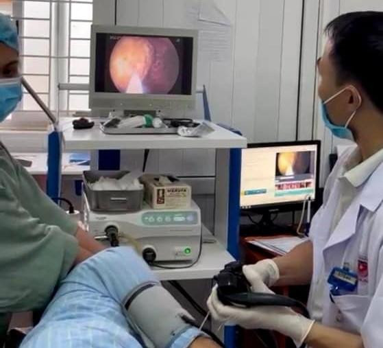 Bệnh nhân D. vào viện cấp cứu nội soi sau khi xác định ăn hồng giòn