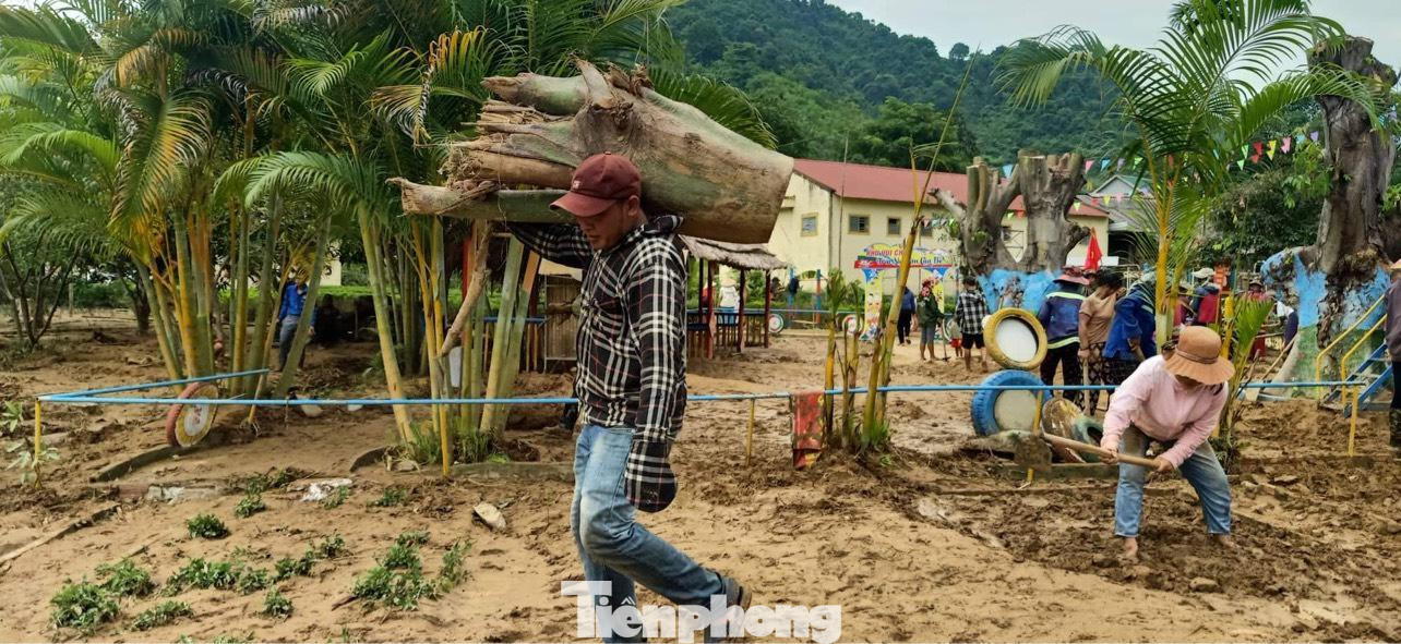 Người dân đến hỗ trợ dọn dẹp sau khi lũ rút Người dân đến hỗ trợ dọn dẹp sau khi lũ rút