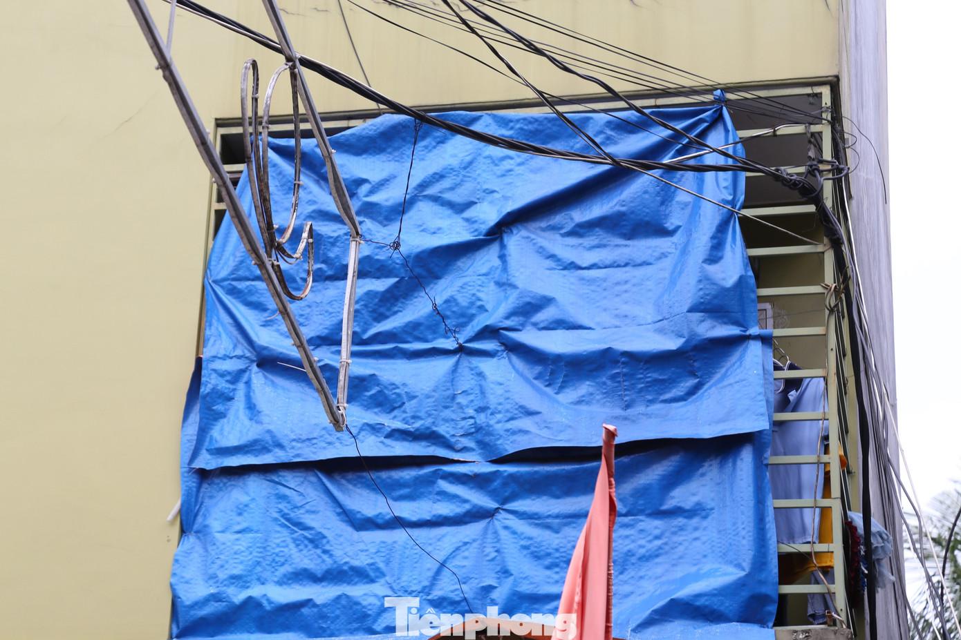 Tại một căn nhà trọ cao tầng trên đường Cù Chính Lan, phường Trung Đô, người dân dùng bạt vây quanh tránh nắng, mưa. Điều này vô hình chung làm mất đi lối thoát hiểm.