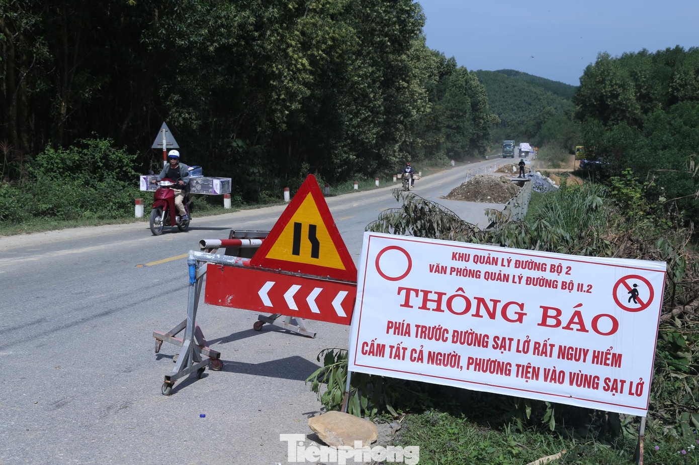 Để đảm bảo an toàn cho người và phương tiện qua đây, lực lượng chức năng đã căng dây, dựng rào chắn, đặt biển cảnh báo nguy hiểm.