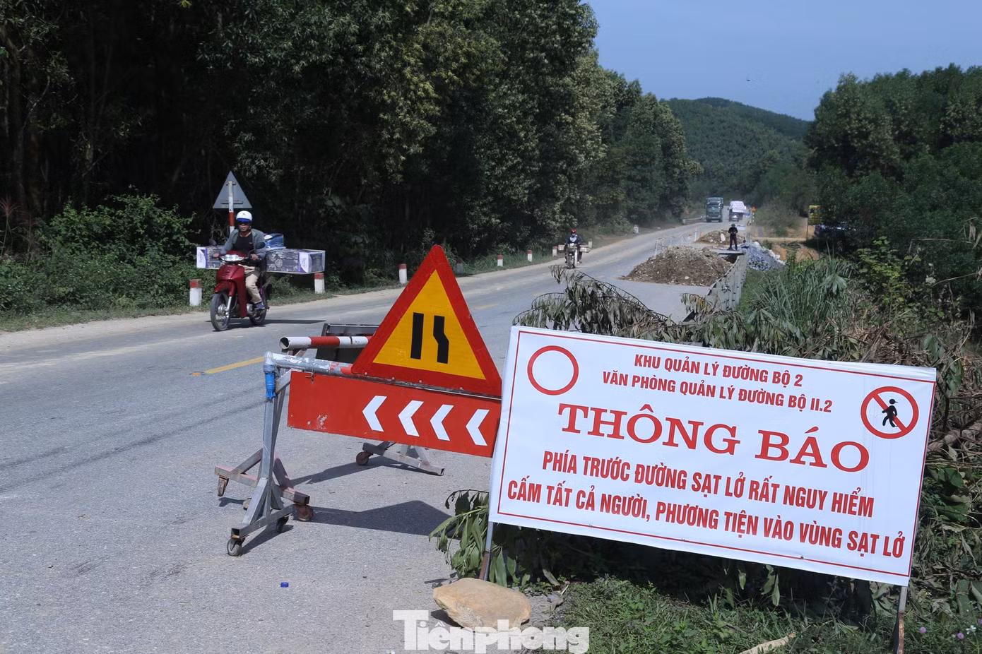 Để đảm bảo an toàn cho người và phương tiện qua đây, lực lượng chức năng đã căng dây, dựng rào chắn, đặt biển cảnh báo nguy hiểm.
