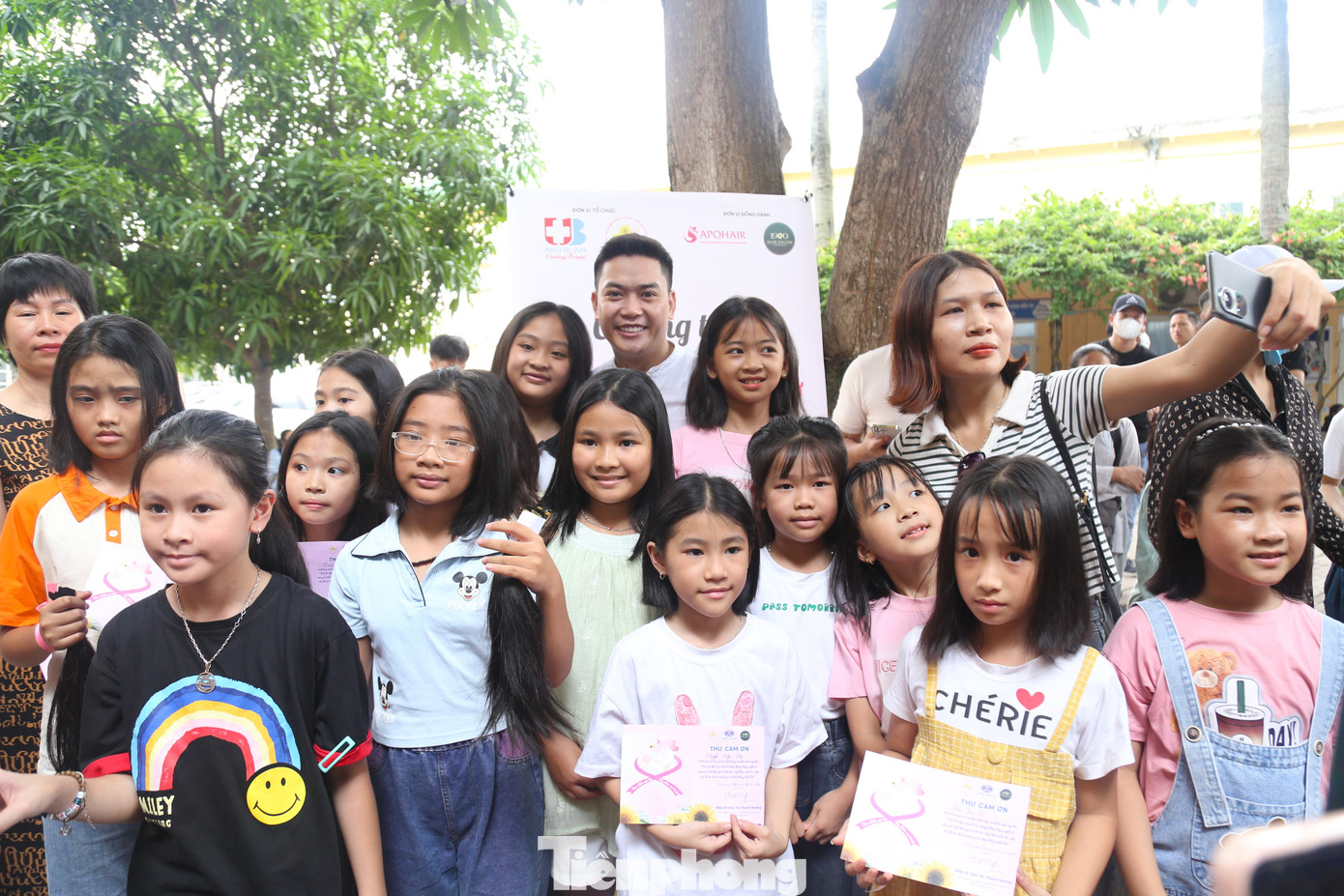 Niềm vui sau khi hiến tóc.