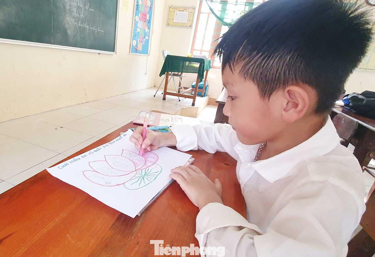 Nguyễn Đức Anh Tài, học sinh lớp 3A, trường Tiểu học Bình Sơn chia sẻ, em rất thích vẽ tranh nên khi được nhà trường phát động cuộc thi vẽ chào mừng Đại hội Đoàn em đã tích cực tham gia. Tranh thủ thời gian ra chơi, nghỉ giữa giờ em hoàn thành tác phẩm của mình.