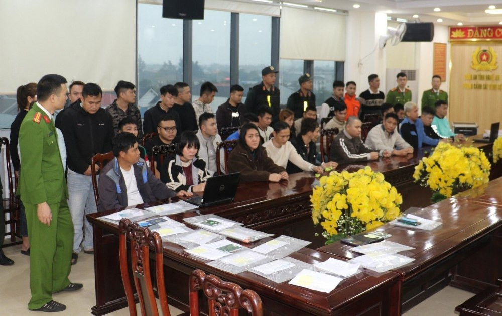 Công an tỉnh Nghệ An bắt các đối tượng trong đường dây lừa đảo, chiếm đoạt hơn 500 tỷ đồng Công an tỉnh Nghệ An bắt các đối tượng trong đường dây lừa đảo, chiếm đoạt hơn 500 tỷ đồng