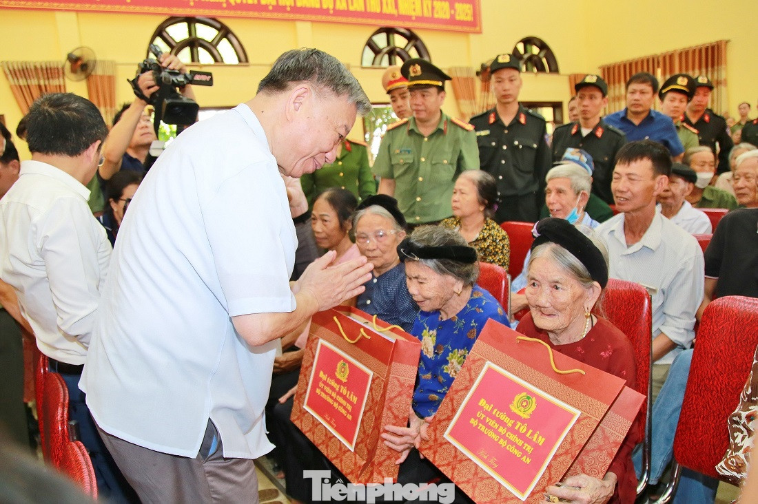 Đại tướng Tô Lâm, Bộ trưởng Bộ Công an tặng quà Mẹ Việt Nam Anh hùng Đại tướng Tô Lâm, Bộ trưởng Bộ Công an tặng quà Mẹ Việt Nam Anh hùng