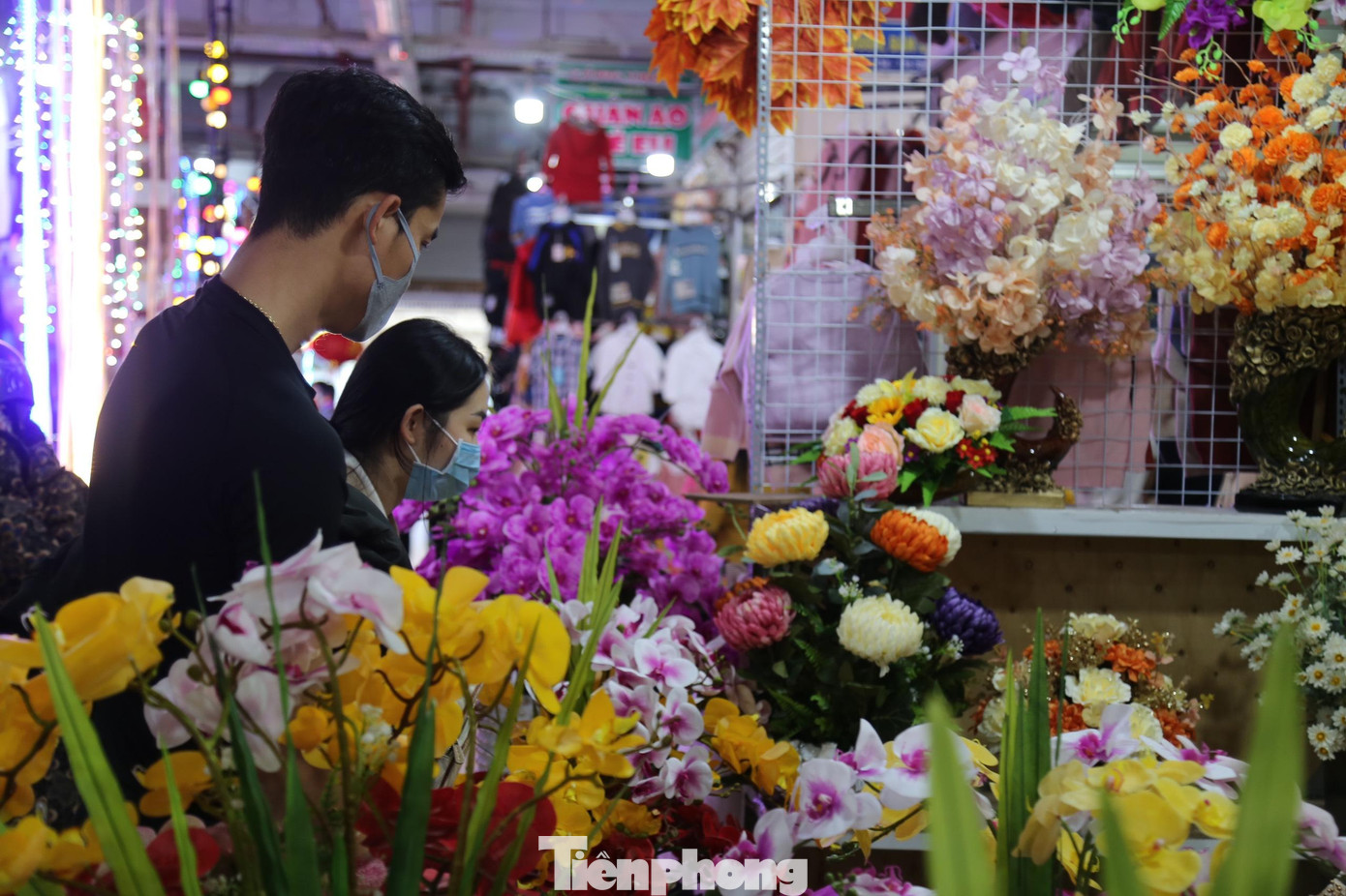 Đôi bạn trẻ chọn mua hoa đónTết.