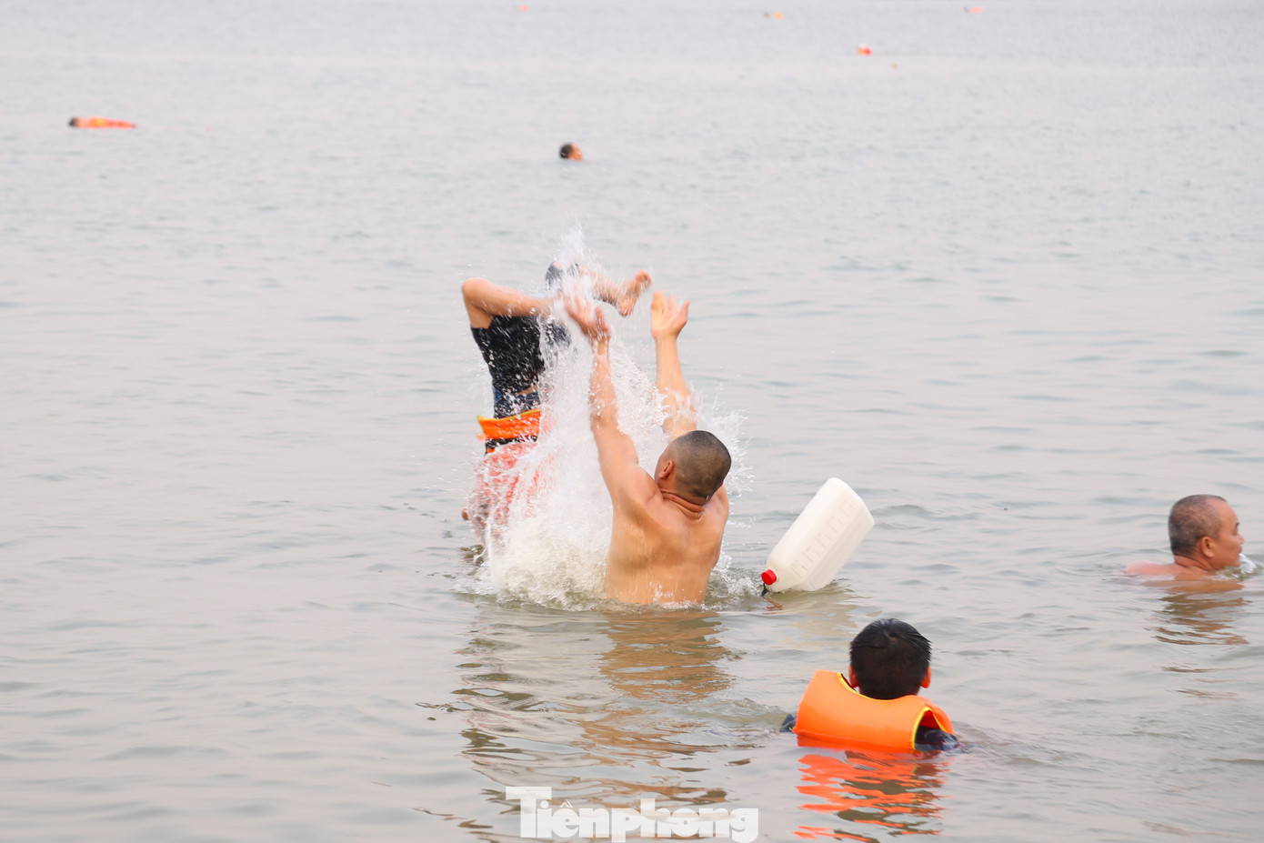 Nhiều em nhỏ thử cảm giác mạnh bằng cách bật nhào lộn xuống sông.