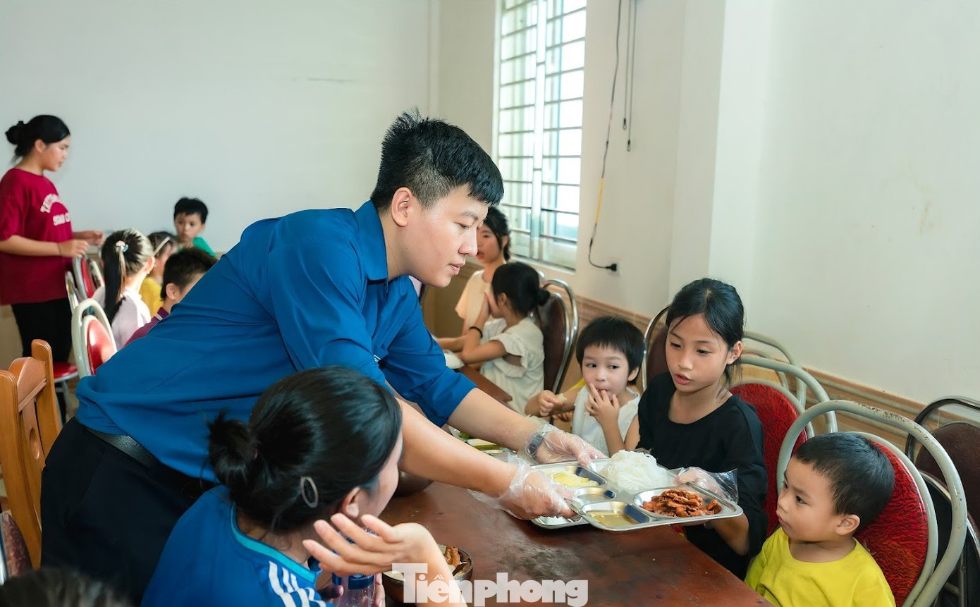 Dịp này, Ban Thường vụ Huyện đoàn - Hội đồng Đội huyện Đô Lương đã tổ chức bữa cơm yêu thương cho các em nhỏ và cụ già đang sống tại Trung tâm.