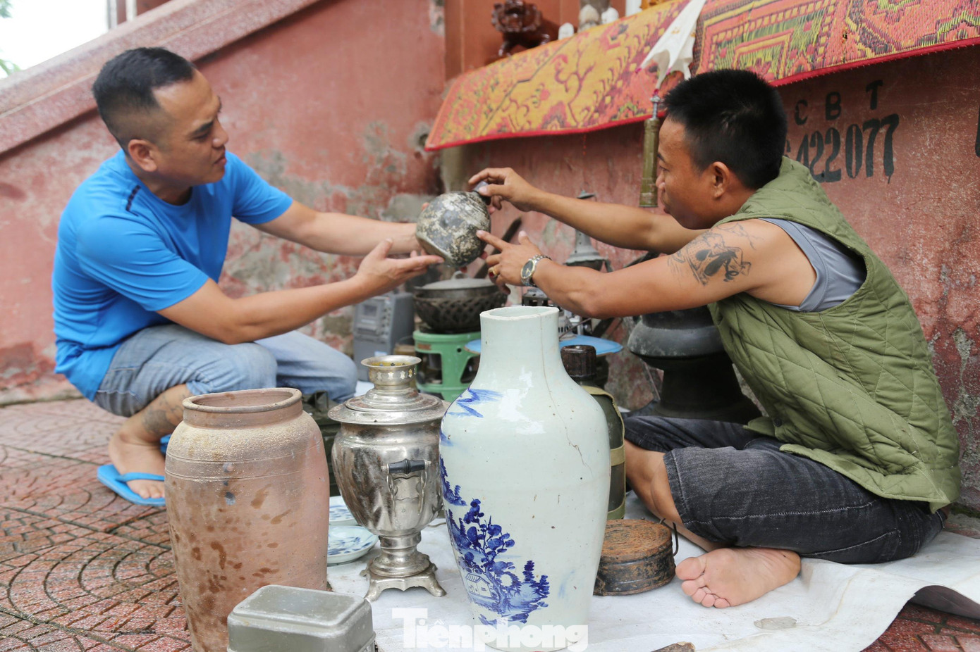 Anh Phạm Văn Hồng (SN 1986), một người chuyên sưu tầm đồ cổ, những kỷ vật chiến tranh chia sẻ: “Ở đây, những người hoài cổ có thể tìm thấy nhiều món đồ cũ, gợi lại một thời đầy gian khó của đất nước như phụ tùng xe đạp, đồng hồ, đèn pin, chiếc đĩa đèn dầu lạc hay những kỷ vật chiến tranh… Mức giá của món đồ tùy thuộc vào số năm tuổi, độ quý hiếm, sự kiện lịch sử gắn liền với kỷ vật đó”.