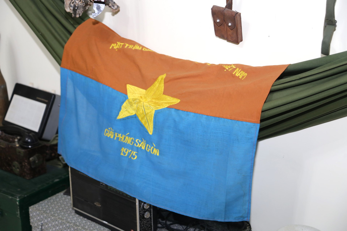 Đặc biệt, bộ sưu tập kỷ vật chiến trường của ông Hải còn có lá cờ của Mặt trận dân tộc giải phóng miền Nam Việt Nam. Đặc biệt, bộ sưu tập kỷ vật chiến trường của ông Hải còn có lá cờ của Mặt trận dân tộc giải phóng miền Nam Việt Nam.