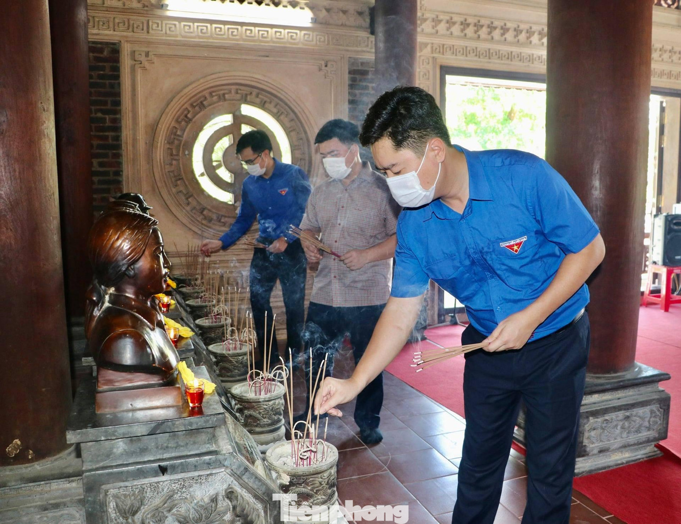 Bí thư Tỉnh đoàn Nghệ An Lê Văn Lương cùng các thành viên trong đoàn công tác Ban Bí thư Trung ương Đoàn dâng hương tưởng niệm các anh hùng liệt sĩ đã ngã xuống ở Truông Bồn.