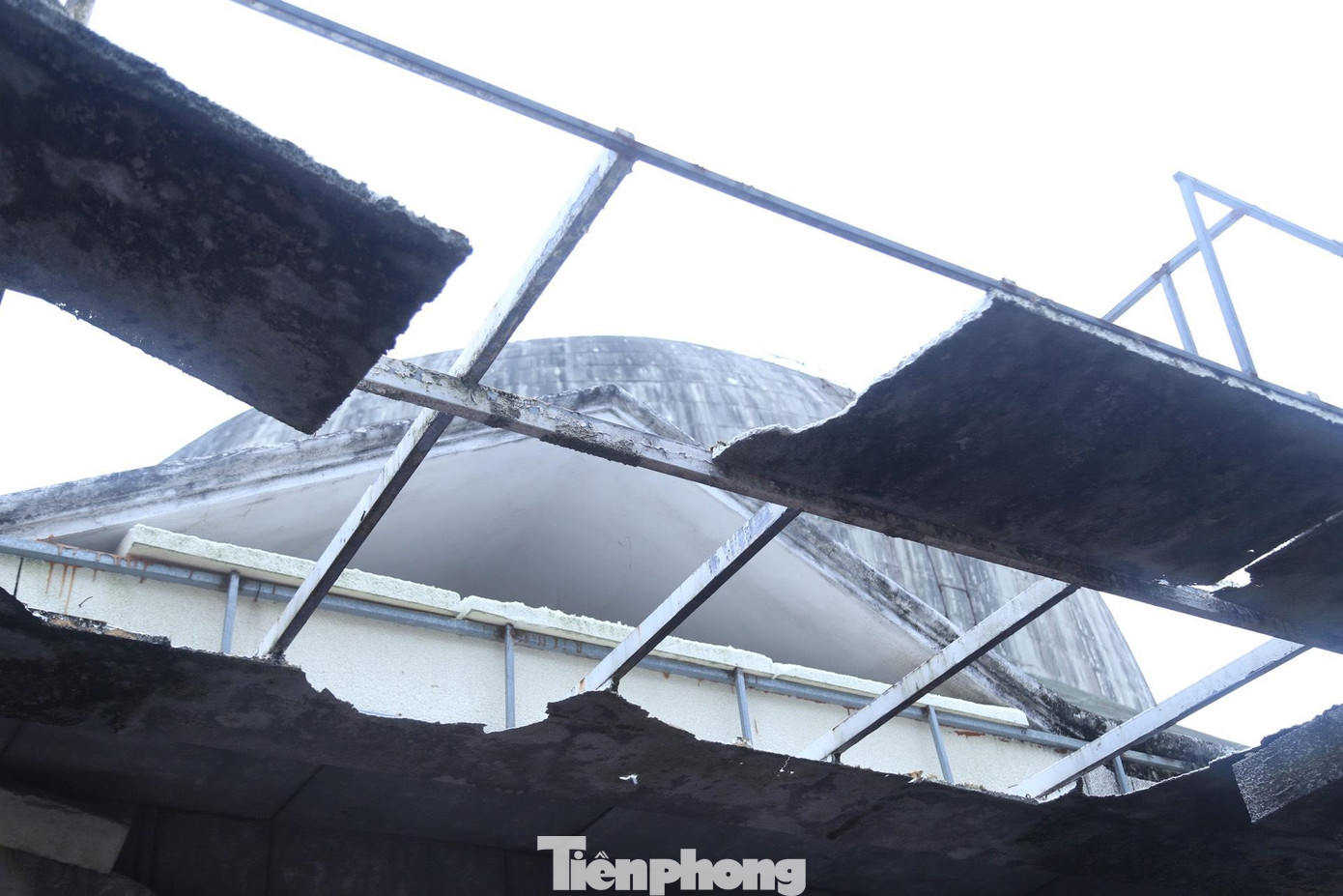 Thời điểm đưa vào hoạt động, nhà chiếu hình vũ trụ thuộc quản lý của UBND thành phố Vinh, tỉnh Nghệ An. Nhà chiếu hình vũ trụ được biên chế 4 cán bộ công nhân viên chức hưởng lương sự nghiệp.