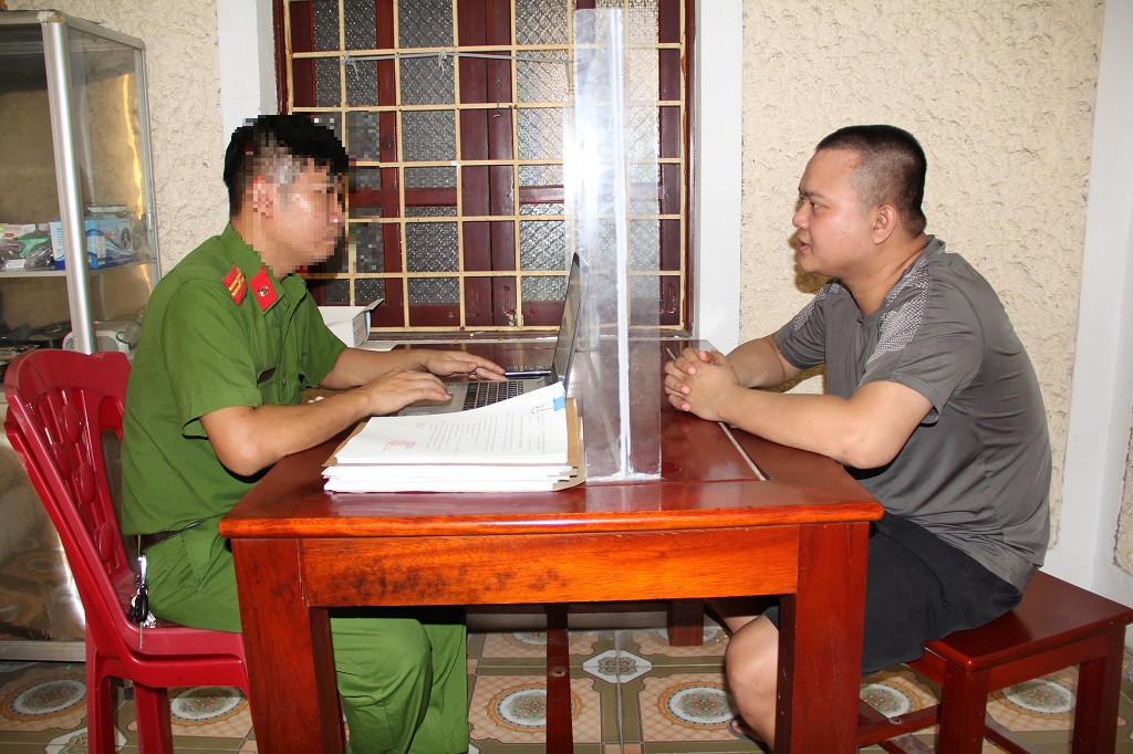 Thồng Vũ Minh tại cơ quan Công an