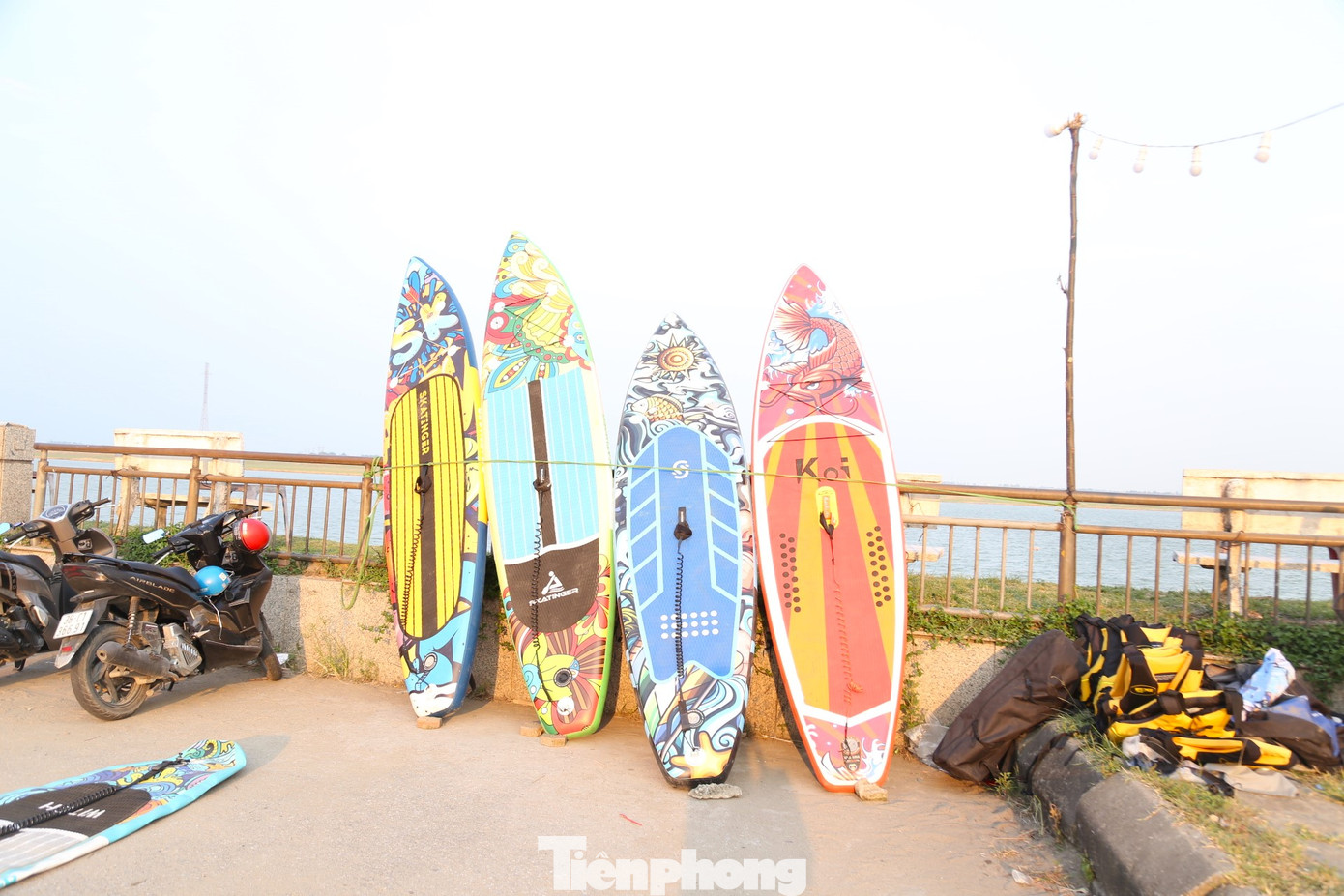 Các dịch vụ ăn theo như quán nước giải khát, cho thuê phao cũng được dịp nở rộ. Trên bờ, còn có cả dịch vụ cho thuê chèo thuyền SUP.