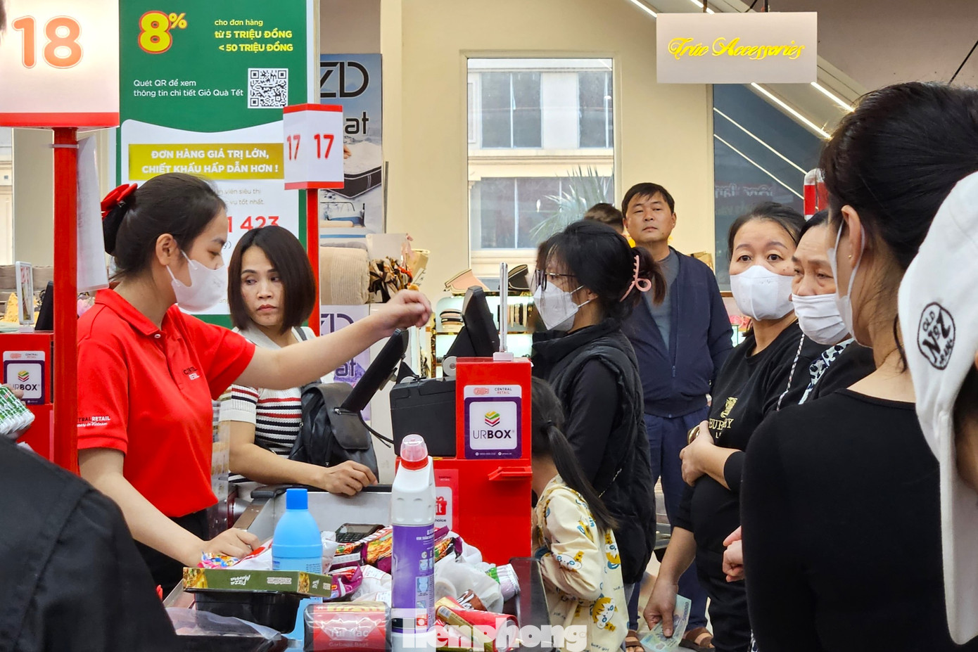 Nhân viên siêu thị hoạt động hết công suất.