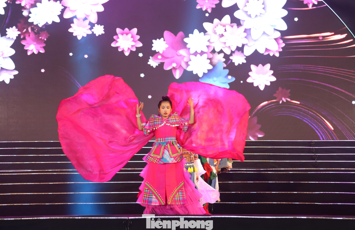 Những tiết mục nghệ thuật nhiều màu sắc, mang đến không khí sôi động, tươi vui, tràn đầy hứng khởi.