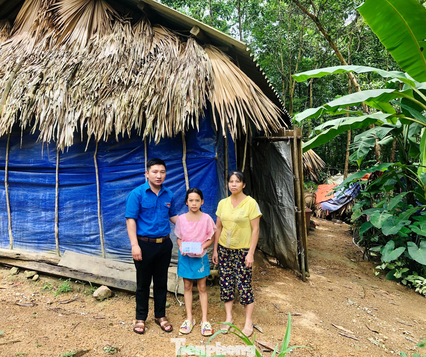 Tặng quà cho các em học sinh có hoàn cảnh khó khăn trên địa bàn đầu năm học mới