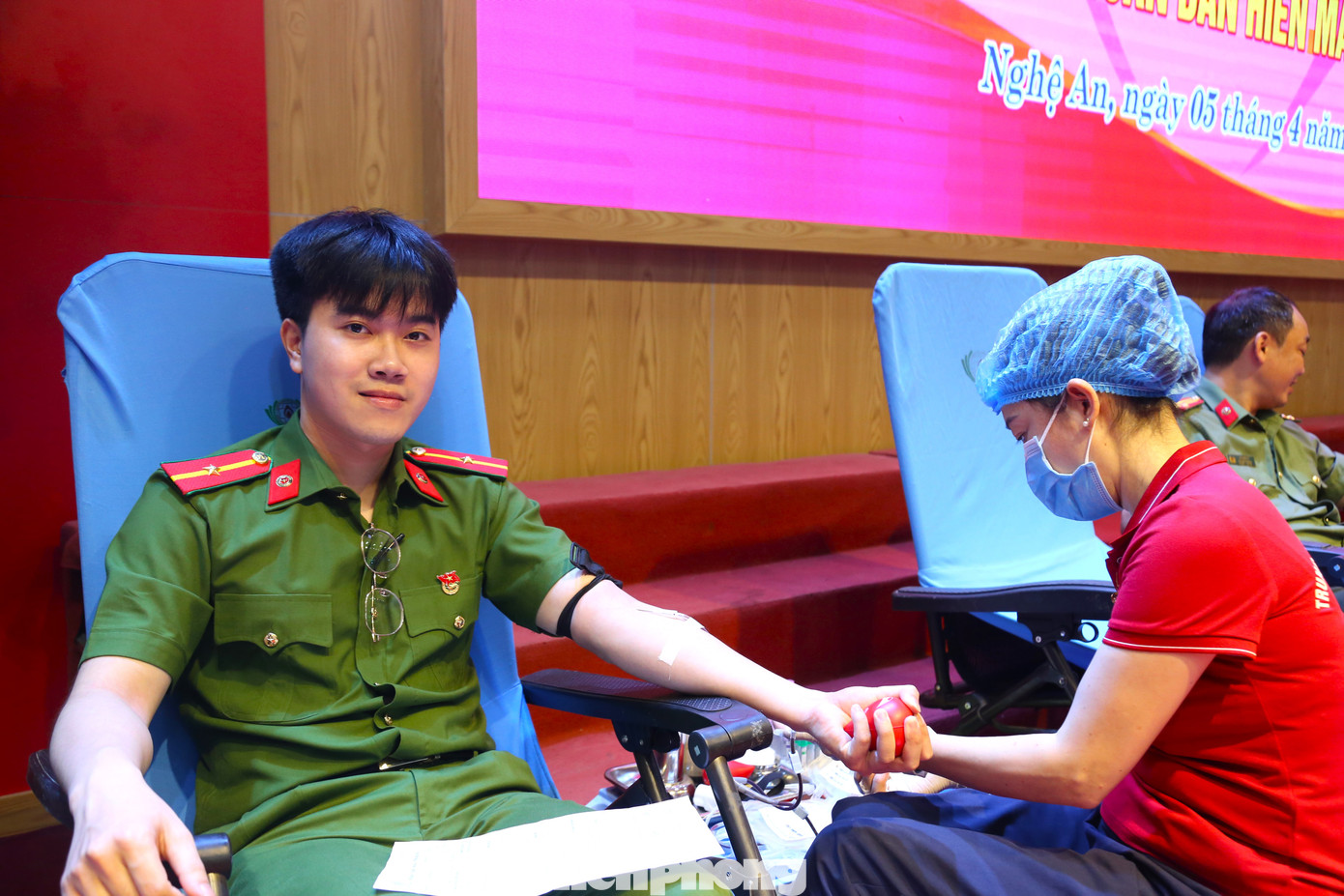 Thiếu uý Nguyễn Hữu Hoàng, cán bộ Công an xã Hưng Lộc, TP Vinh bày tỏ: “Hiến máu trở thành nét đẹp và là truyền thống nhân ái của con người Việt Nam. Những người khỏe mạnh, đặc biệt là thế hệ trẻ như chúng tôi luôn mong muốn đóng góp một phần đó để mang lại sức khỏe, hạnh phúc cho người bệnh”.