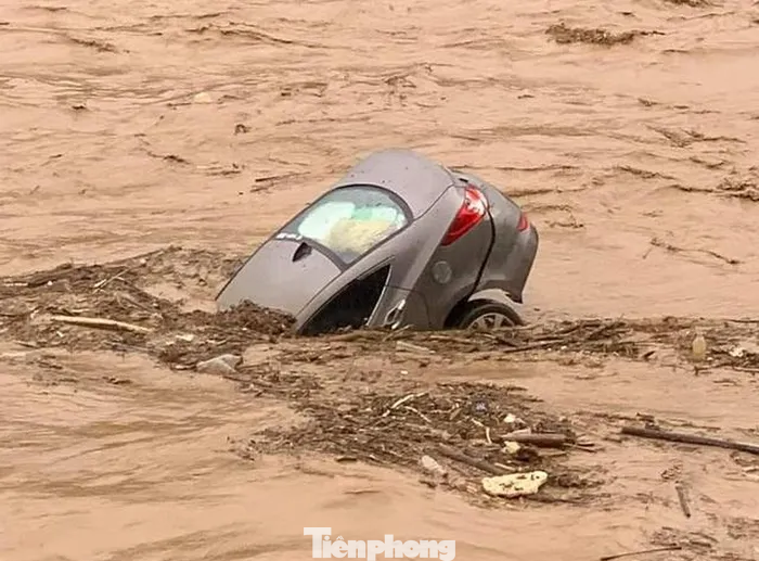 Chiếc xe ô tô bị nhấm chìm trong nước lũ