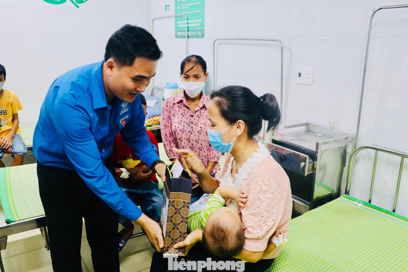 Chiều 9/9, BTV Tỉnh đoàn Nghệ An đã đến thăm, tặng 11 phần quà cho các em thiếu nhi có hoàn cảnh đặc biệt khó khăn đang điều trị dài ngày tại Bệnh viện Đa Khoa Thành Phố Vinh và Bệnh viện Sản Nhi Nghệ An. (Ảnh: TH) Chiều 9/9, BTV Tỉnh đoàn Nghệ An đã đến thăm, tặng 11 phần quà cho các em thiếu nhi có hoàn cảnh đặc biệt khó khăn đang điều trị dài ngày tại Bệnh viện Đa Khoa Thành Phố Vinh và Bệnh viện Sản Nhi Nghệ An. (Ảnh: TH)