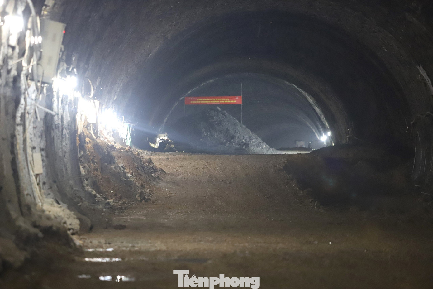 Ông Võ Sơn Hải, Chỉ huy trưởng thi công Bắc hầm Thần Vũ, Công ty TNHH Hòa Hiệp cho biết, hầm Thần Vũ nằm trên khu vực có nền địa chất yếu, đá phong hóa mạnh, rời rạc và xen kẹt. Đây là một trong những hạng mục công trình có tính chất kỹ thuật phức tạp và liên quan đường so găng tiến độ rất quan trọng của dự án.
