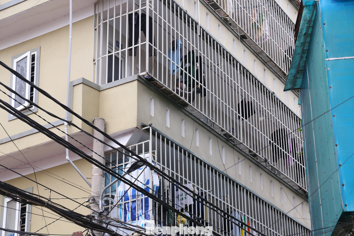 Theo lý giải của một chủ căn hộ, việc anh và các hộ dân ở đây lắp đặt các rào sắt giúp phòng, chống trộm, có nơi phơi đồ và tăng thêm diện tích sử dụng.
