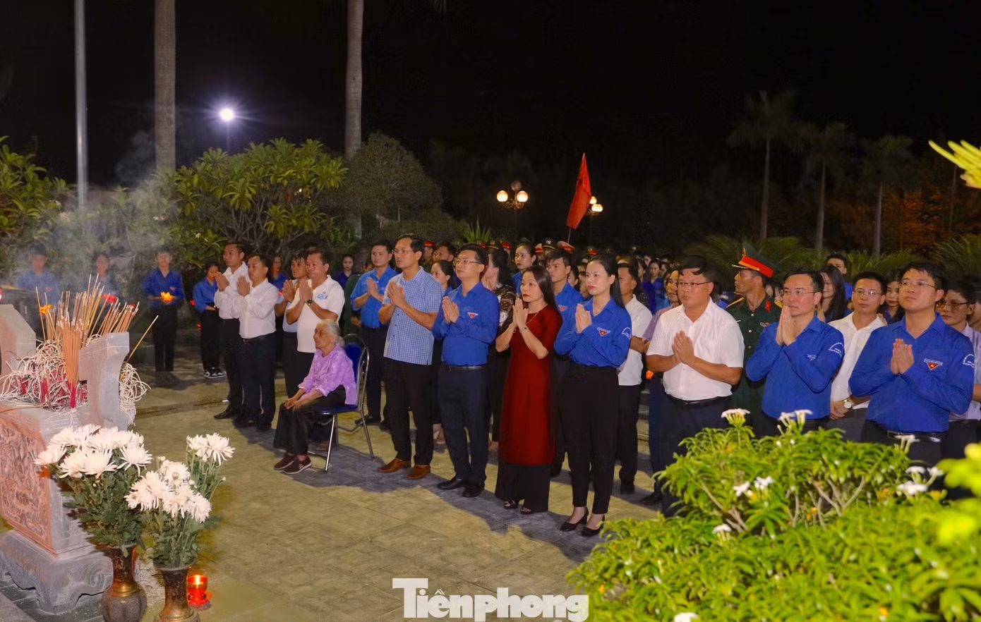Tại chương trình, tuổi trẻ Hà Tĩnh thành kính dâng hương, hoa, thắp nến tri ân, bày tỏ lòng thành kính, biết ơn sâu sắc người đoàn viên thanh niên ưu tú.