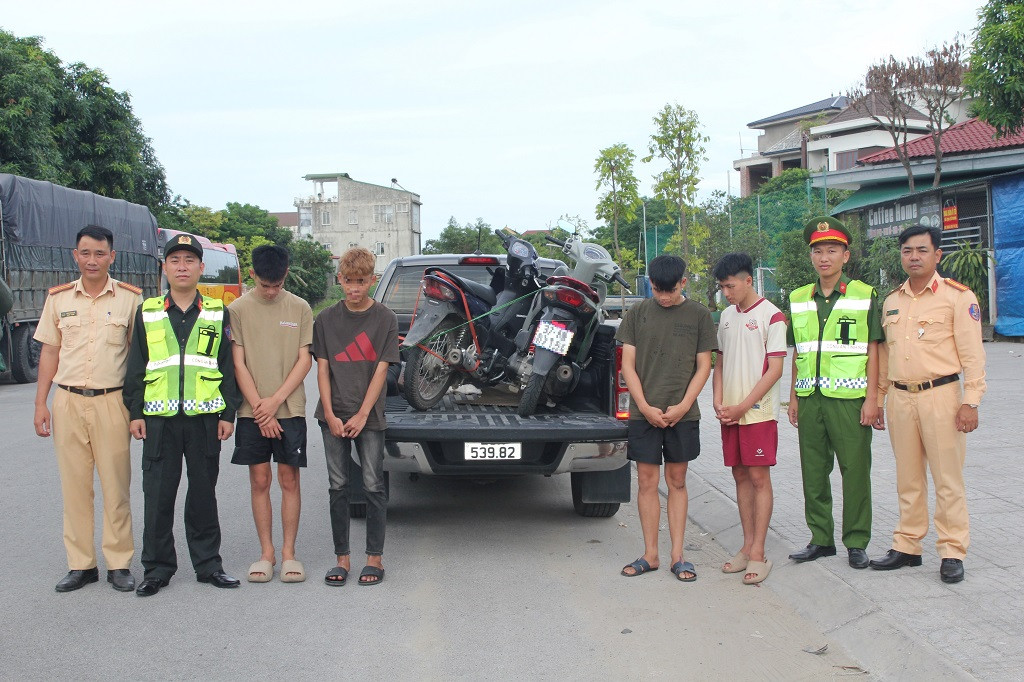 Các đối tượng cùng tang vật vụ án